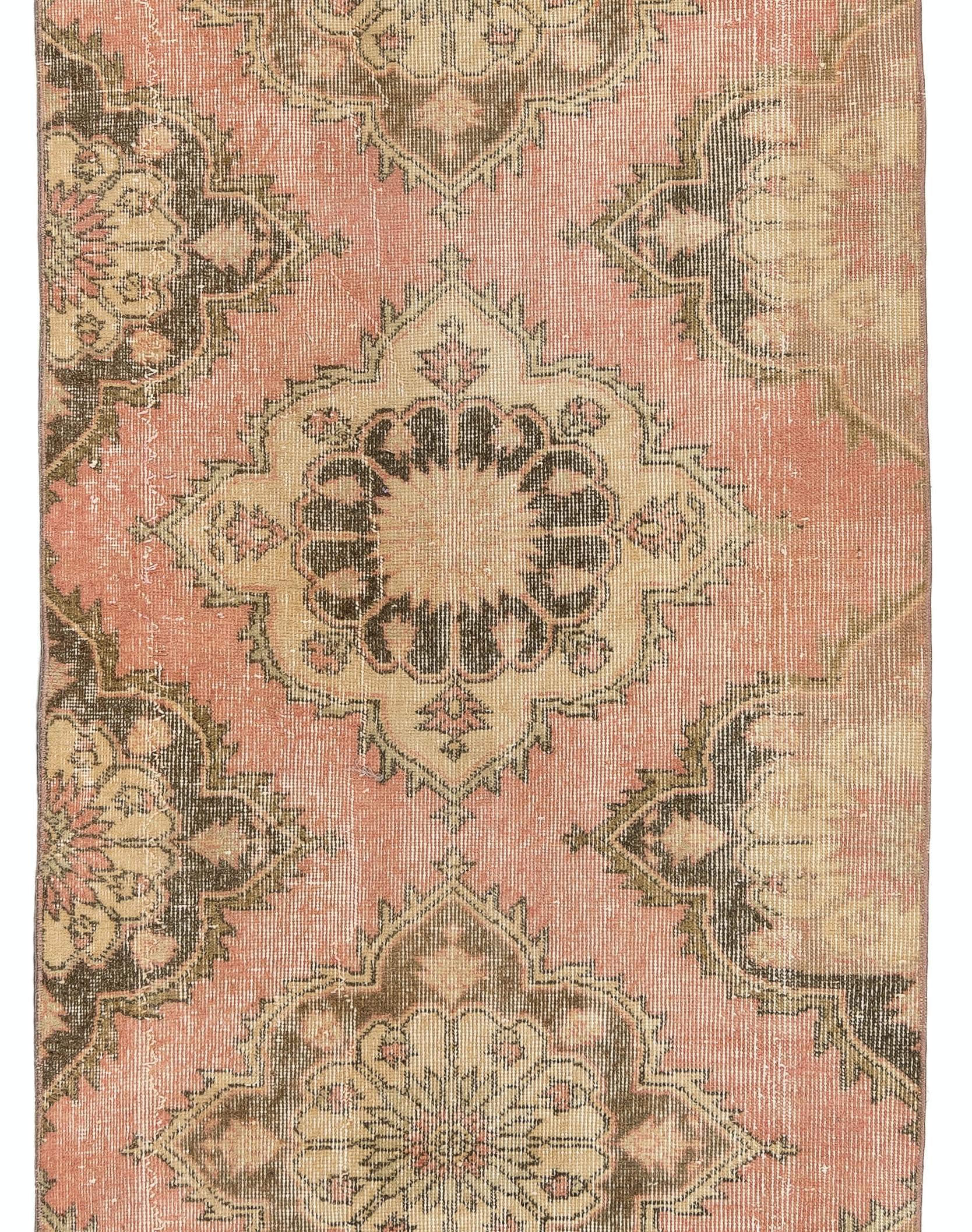 Un tapis de course turc vintage aux couleurs douces. Il a été noué à la main dans les années 1960 avec une base en laine basse sur coton et présente un motif de médaillons multiples. Elle est en très bon état, lavée par un professionnel, robuste et