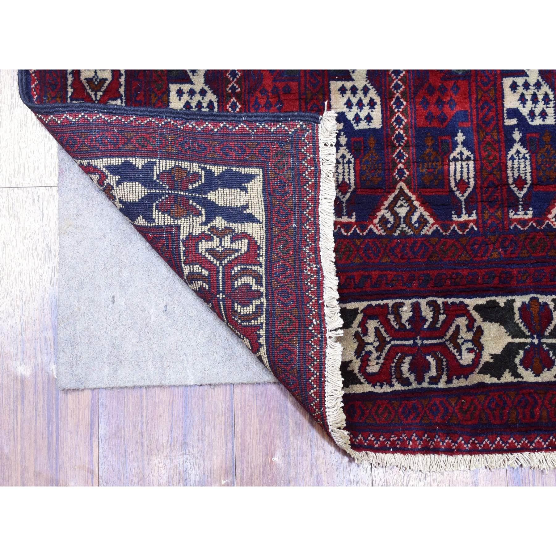 Il s'agit d'un authentique tapis d'Orient Khamyab afghan à motifs géométriques, rouge profond et saturé, noué à la main, en laine douce et veloutée. Il a été noué pendant des mois et des mois selon la technique séculaire du tissage