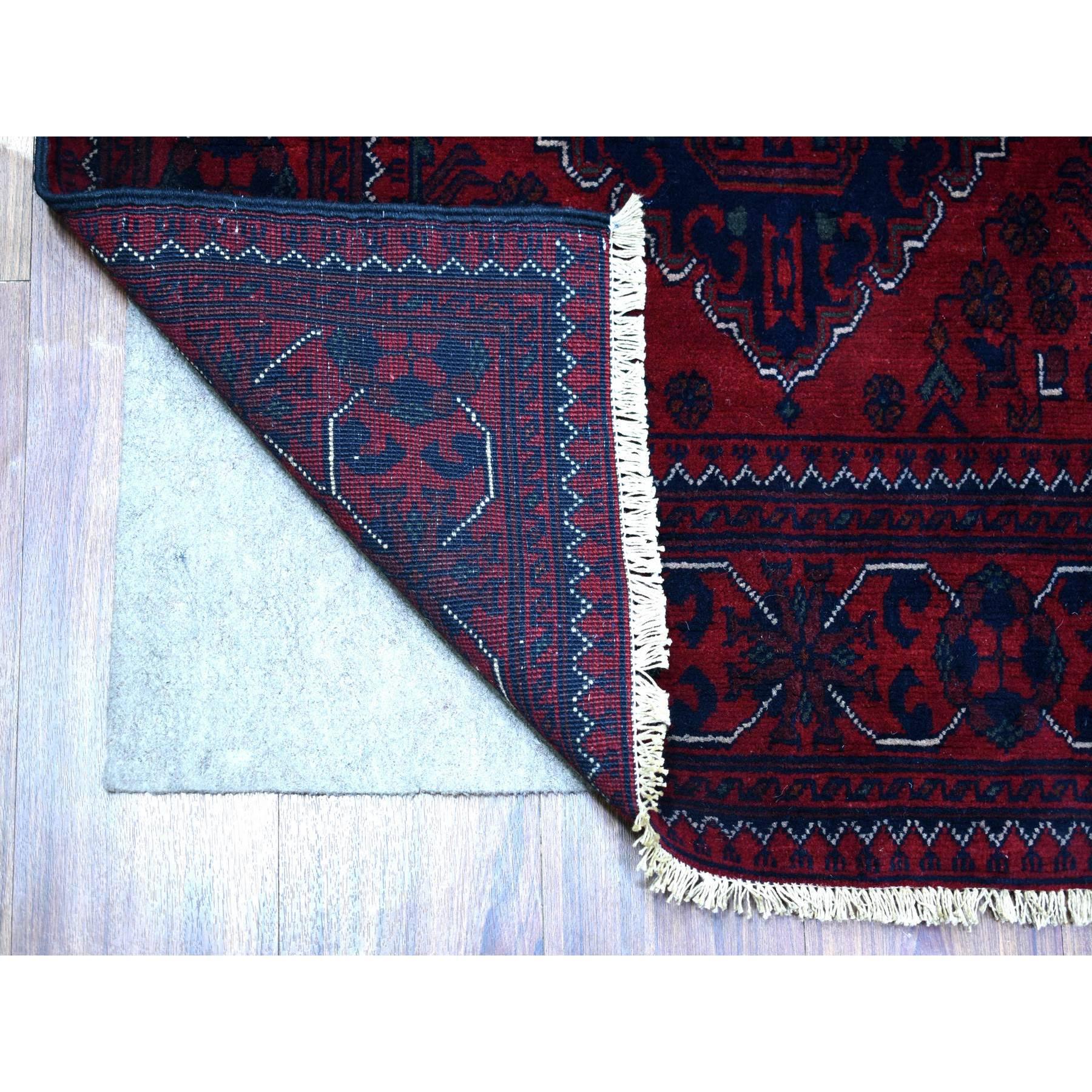 Dies ist eine wirklich echte one-of-a-kind Deep und gesättigten Rot mit Mix von Marineblau, Afghan Khamyab mit großen geometrischen Medaillons Design, samtig Wolle handgeknüpft, Läufer Orientteppich. Es wurde monatelang in der jahrhundertealten