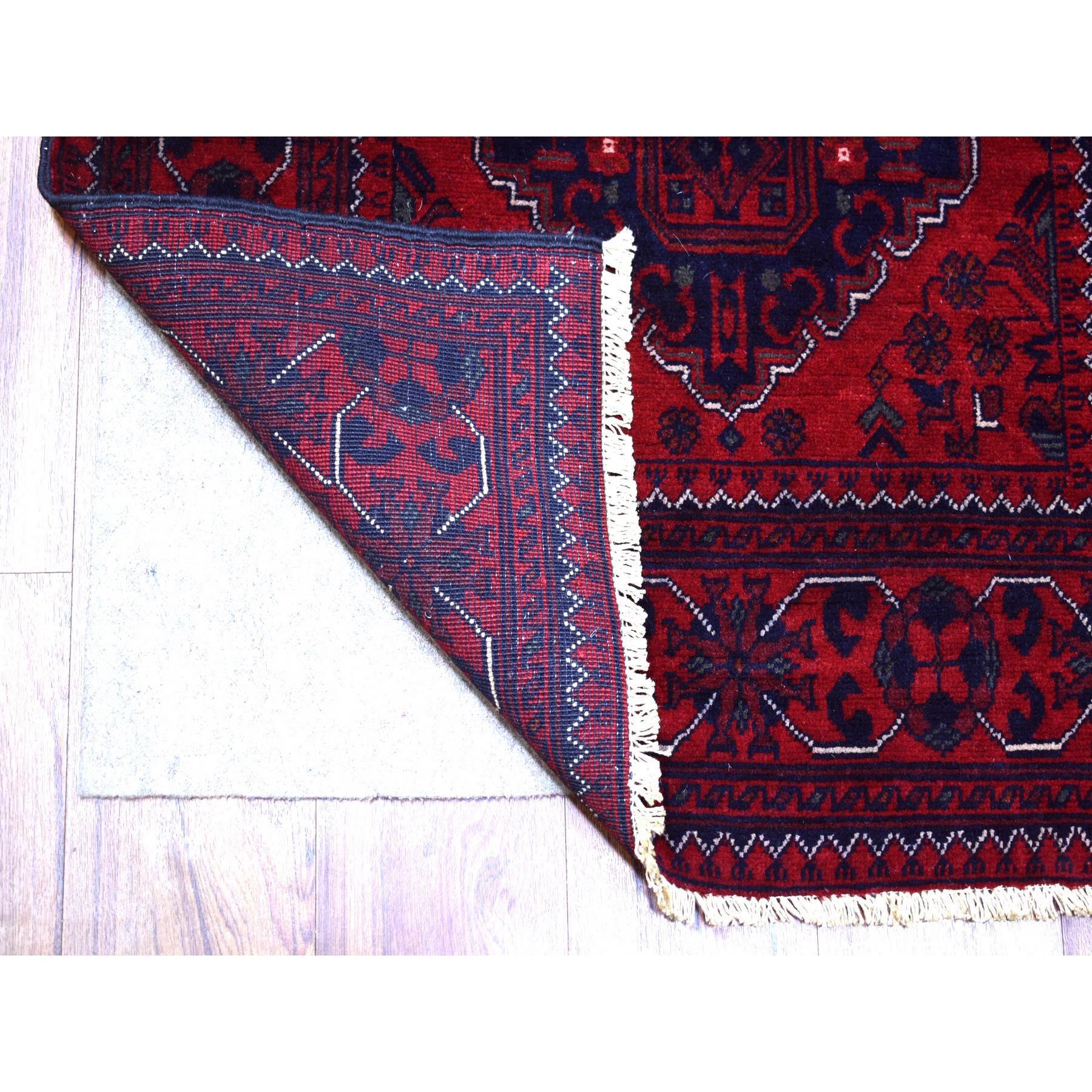 Si tratta di un autentico esemplare unico di rosso intenso e saturo con un mix di blu navy, pura lana annodata a mano, Khamyab afgano con grandi medaglioni tribali, tappeto orientale Runner. È stato annodato per mesi e mesi nella secolare tecnica