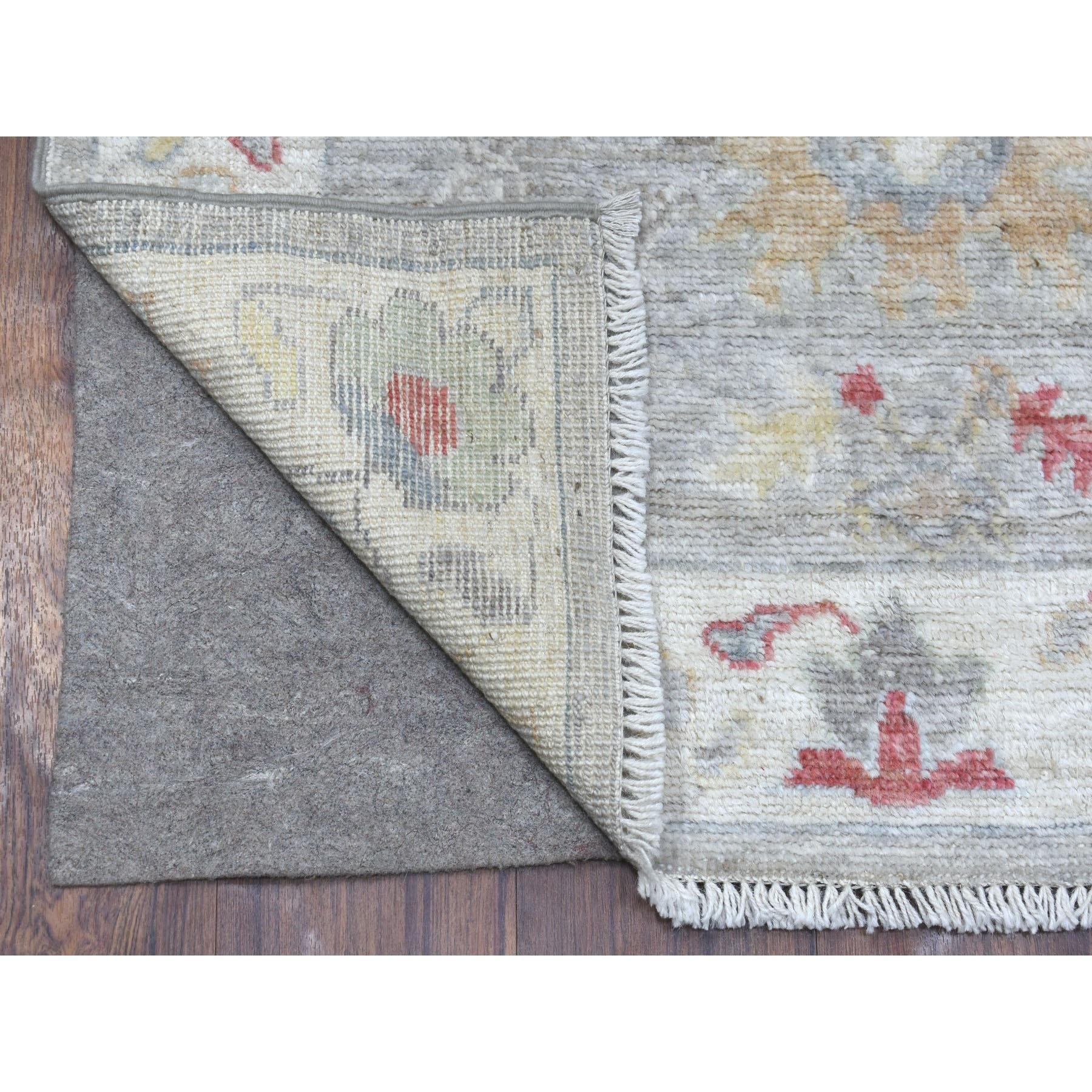Se trata de una auténtica alfombra oriental de Angora Oushak anudada a mano en suave lana aterciopelada gris con motivos de colores. Ha sido anudada durante meses y meses con técnicas artesanales de tejido centenarias por expertos