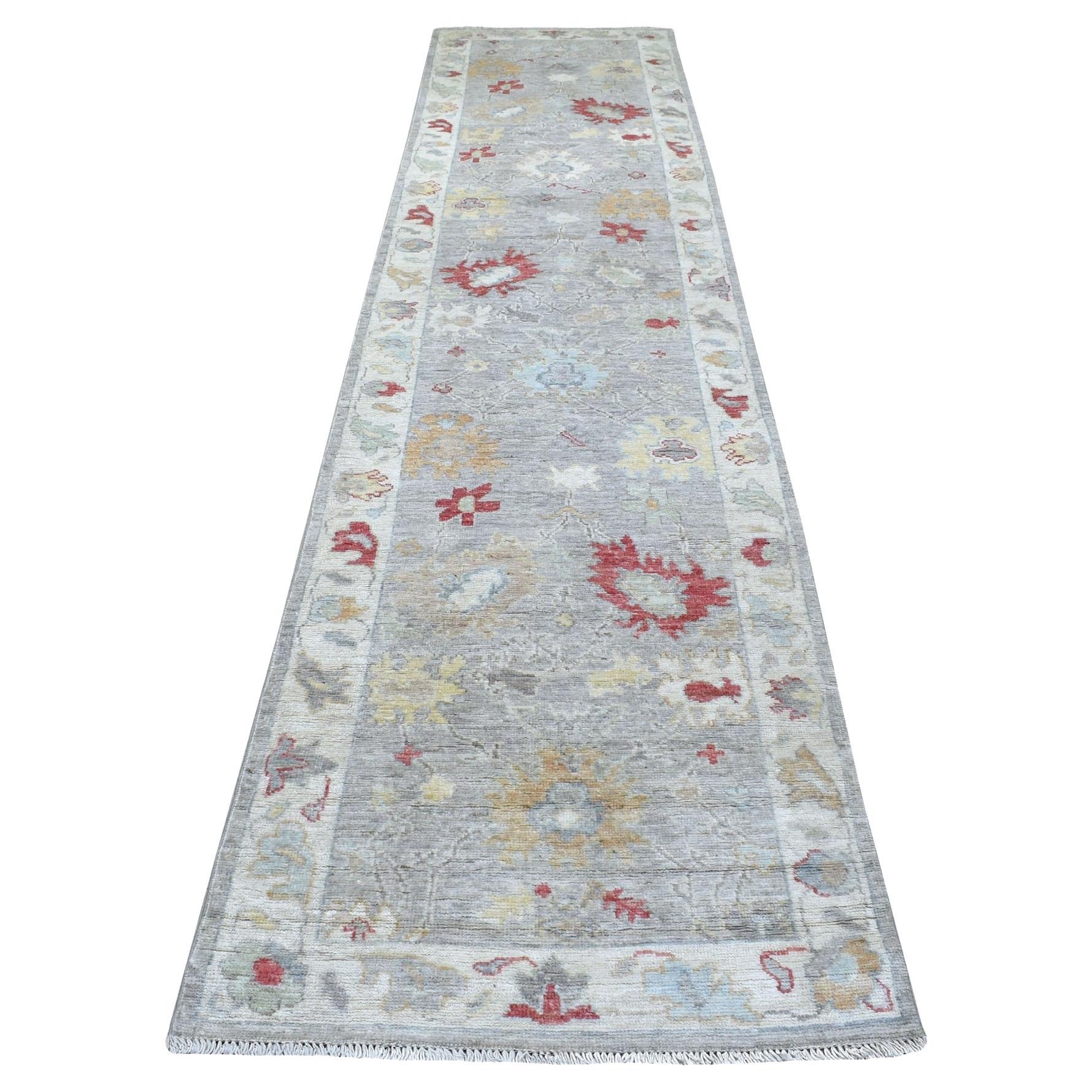 Alfombra oriental de Angora Oushak de 3'x13'5" anudada a mano en suave lana aterciopelada gris en venta