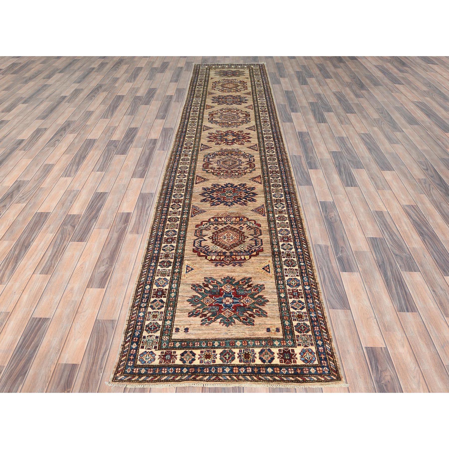 Tortilla Brown, Tapis Afghan Super Kazak noué à la main avec des médaillons géométriques, teinture naturelle, tissage dense, laine extra douce, tapis d'Orient Runner
Matières premières : Laine
Latex : Pas de poils 
hauteur : 0,25 pouces
Style :