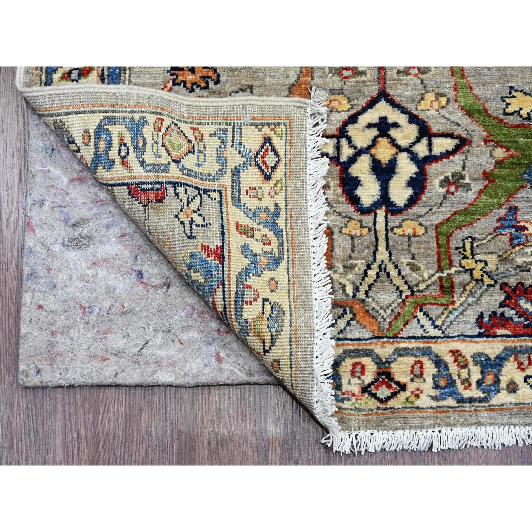 Pastellgrau, Aryana Grade, Peshawar mit Bijar Garus All Over Design, Hochgebirgswolle, handgeknüpft, pflanzlich gefärbt, dicht gewebt, XL Läufer, Orientteppich
Primäre MATERIALIEN: Wolle
Latex: Kein Flor 
Höhe: 0,25 Zoll
Stil: