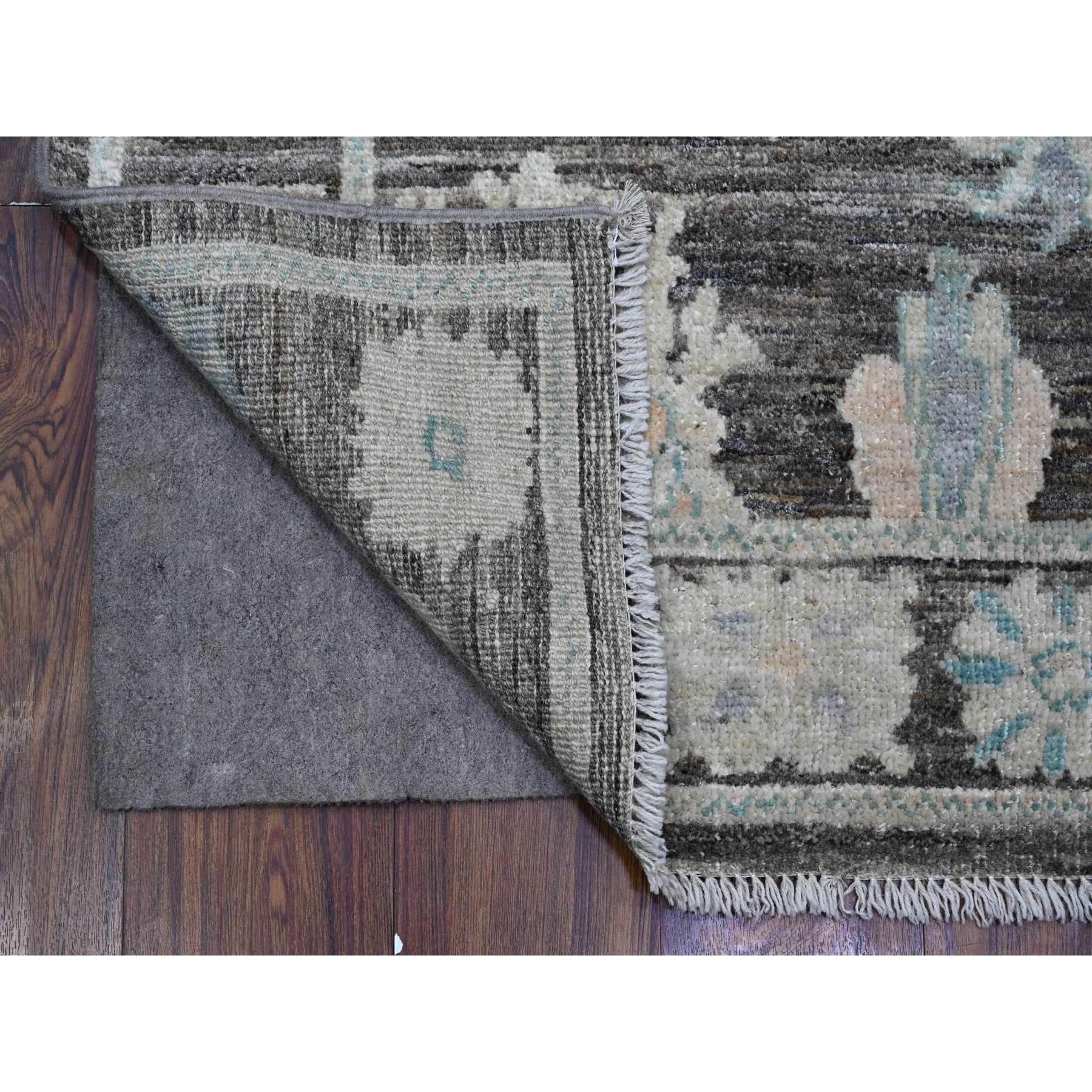 Si tratta di un autentico tappeto orientale di Angora Oushak, annodato a mano, in pura lana, unico nel suo genere. È stato annodato per mesi e mesi con tecniche di tessitura secolari da esperti artigiani.
Materiali primari: Lana
Lattice: No Pile
