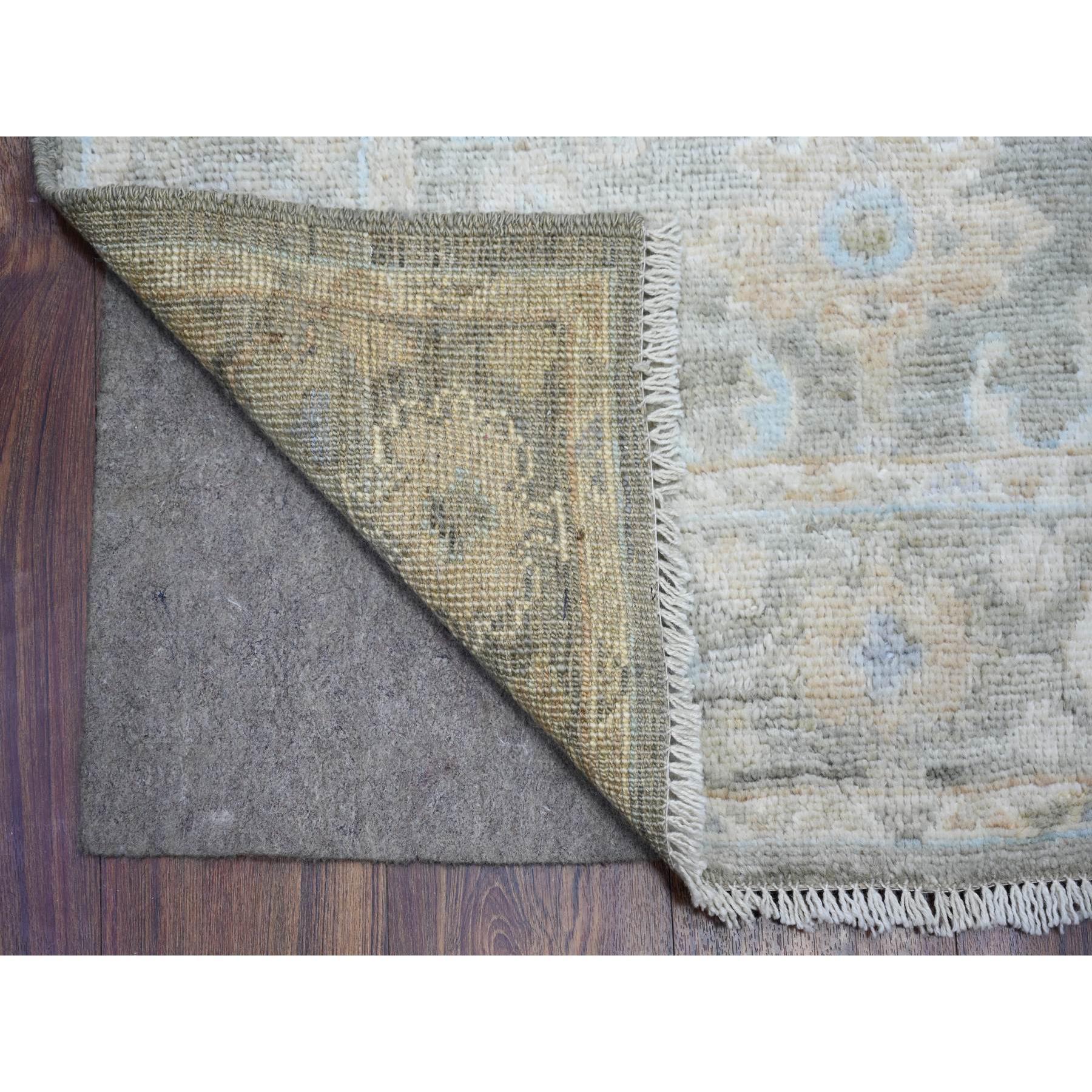 Gris olive, noué à la main Afghan Angora Oushak avec motifs All Over, teintures végétales, pure laine, tapis d'Orient XL Runner
Matières premières : Laine
Latex : Pas de poils 
hauteur : 0,25 pouces
Style : Transitionnel
Couleur primaire :