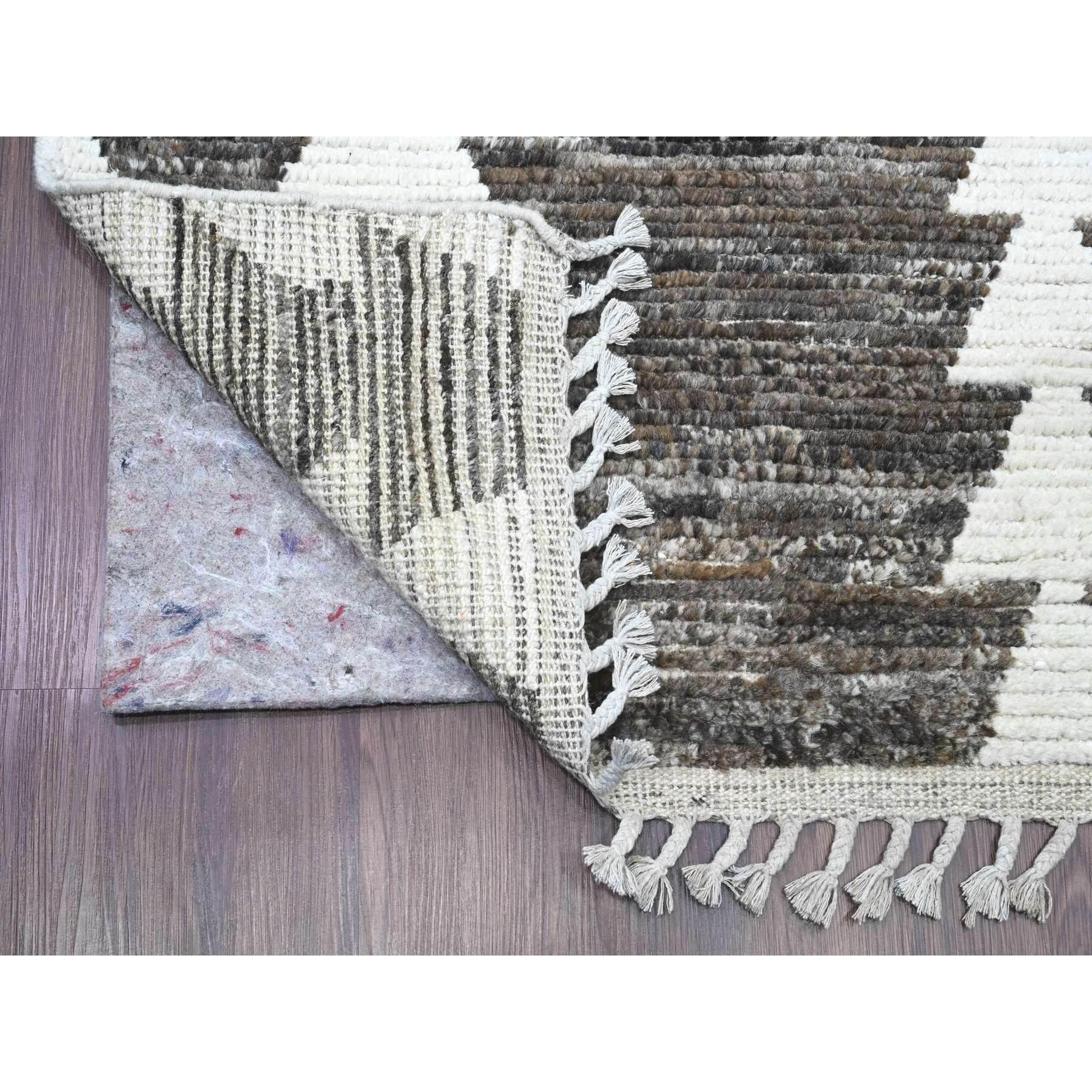 Brun ambré, tissage marocain avec motif de lignes dentelées, ton sur ton, noué à la main, laine douce, poils texturés, large chemin de roulement, tapis d'Orient
Matières premières : Laine
Latex : Pas de poils 
hauteur : 0,25 pouces
Style :