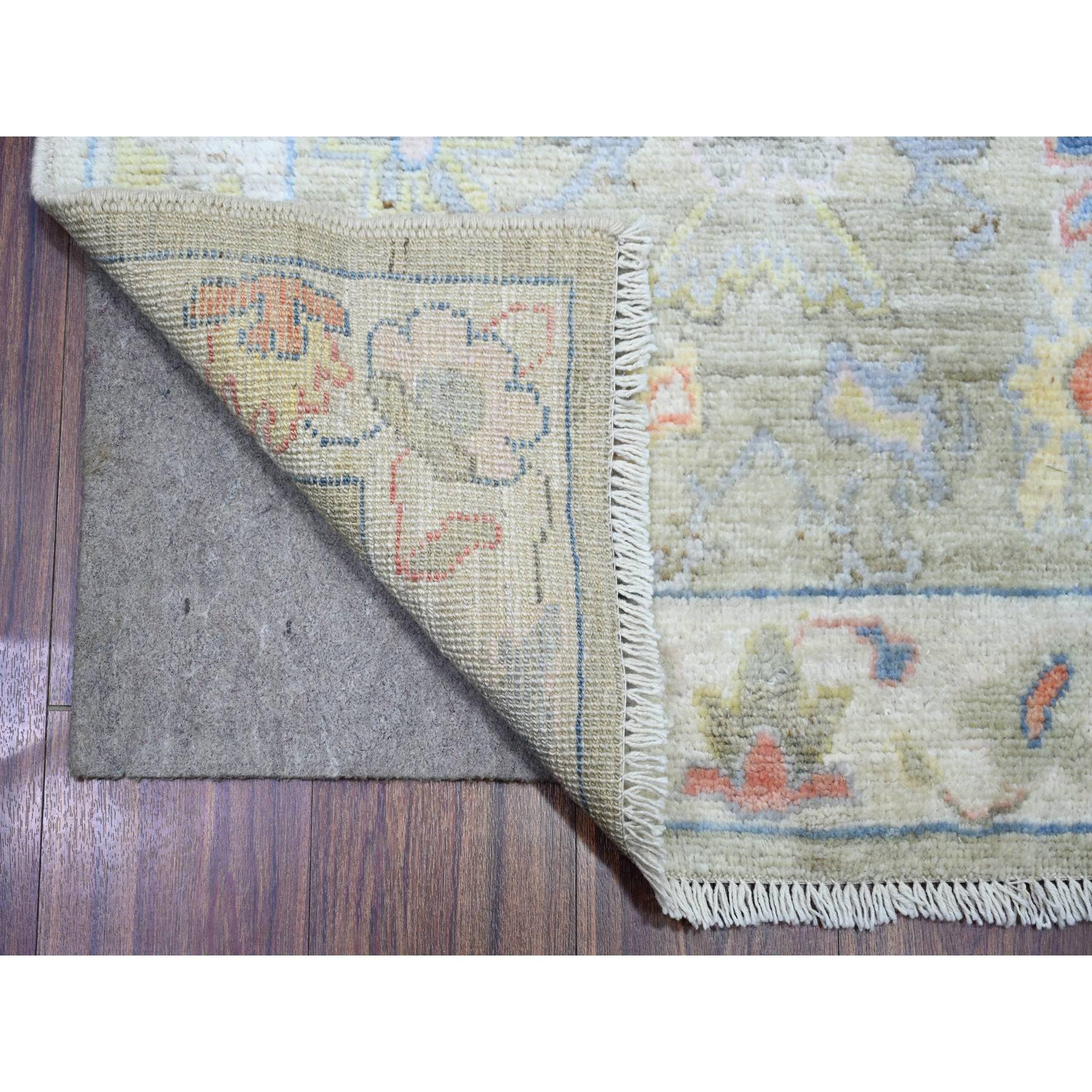 Gänsegrau, handgeknüpftes afghanisches Angora Oushak mit weichem Blatt-Design, Bio-Wolle, natürliche Farbstoffe, Orientalischer XL Läufer Teppich
Primäre MATERIALIEN: Wolle
Latex: Kein Flor 
Höhe: 0,25 Zoll
Stil: Transitional
Grundfarbe: