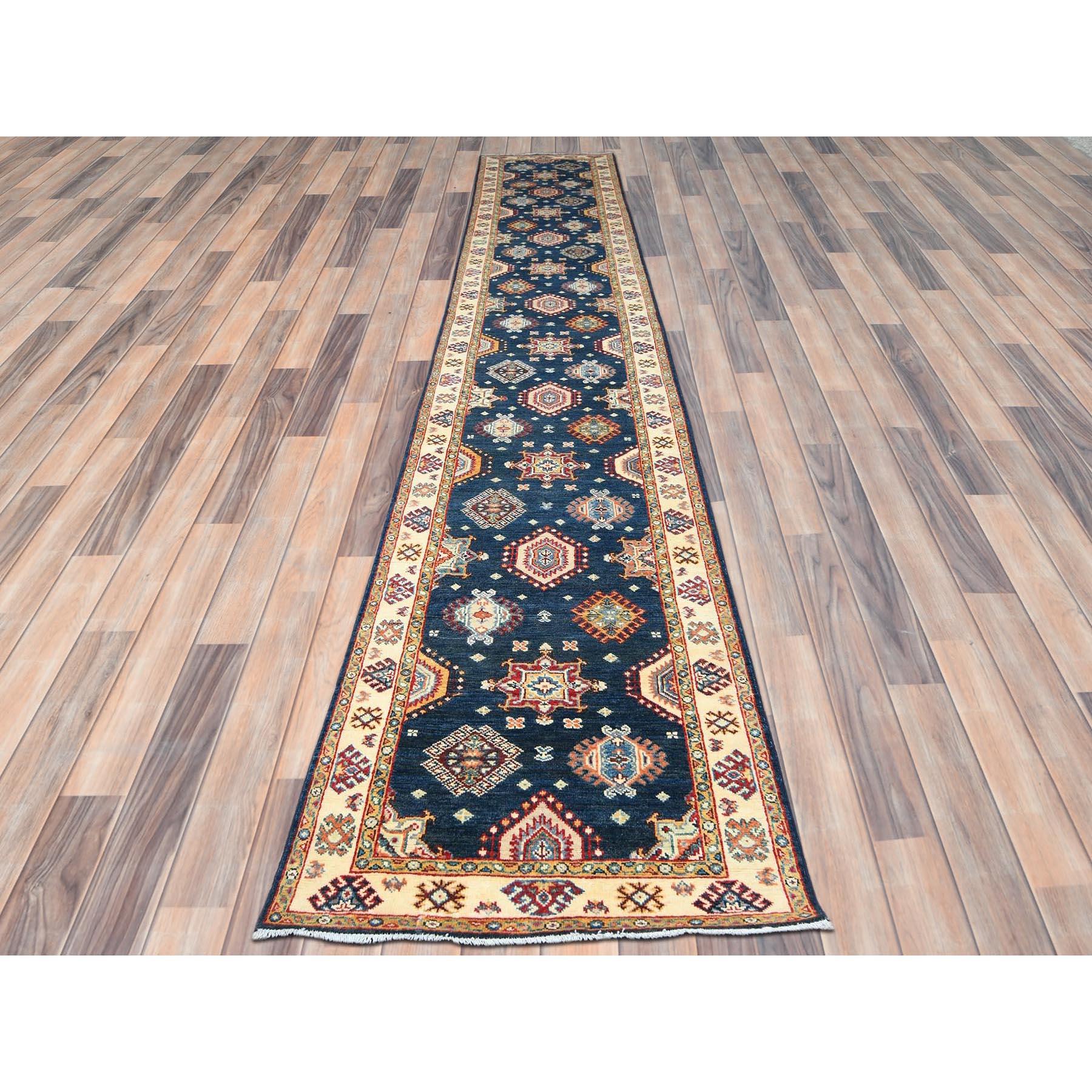Yale Blue, soffice lana annodata a mano, Kazak speciale con motivi geometrici a tintura naturale, XL Runner Oriental Rugs
Materiali primari: Lana
Lattice: No Pile 
altezza: 0,25 pollici
Stile: Di transizione
Colore primario: Blu
Colori secondari:
