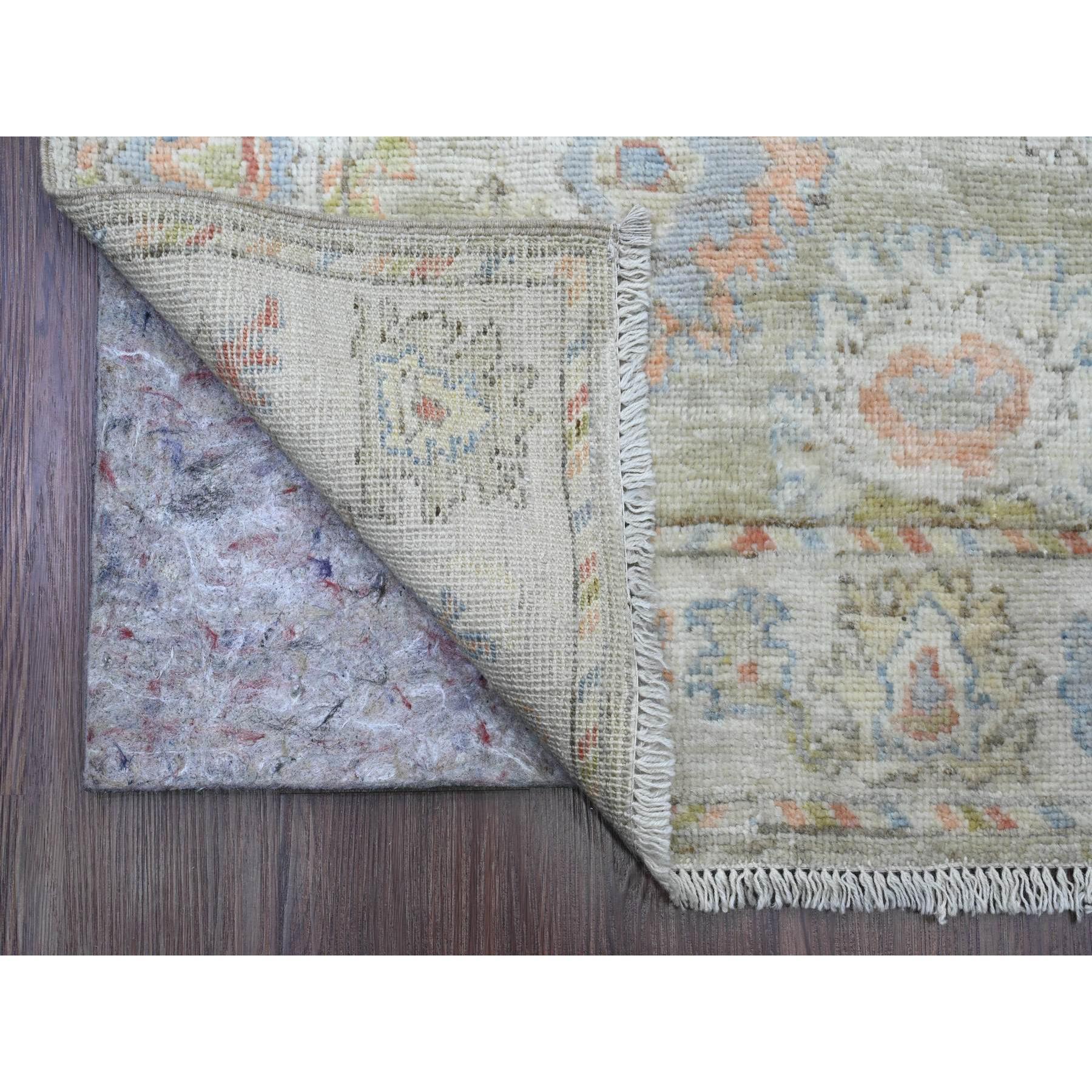 Laurel Green, annodato a mano, Afghan Angora Oushak con morbido disegno a foglie, tinture vegetali, pura lana, XL Runner, Tappeto orientale
Materiali primari: Lana
Lattice: No Pile 
altezza: 0,25 pollici
Stile: Di transizione
Colore primario: