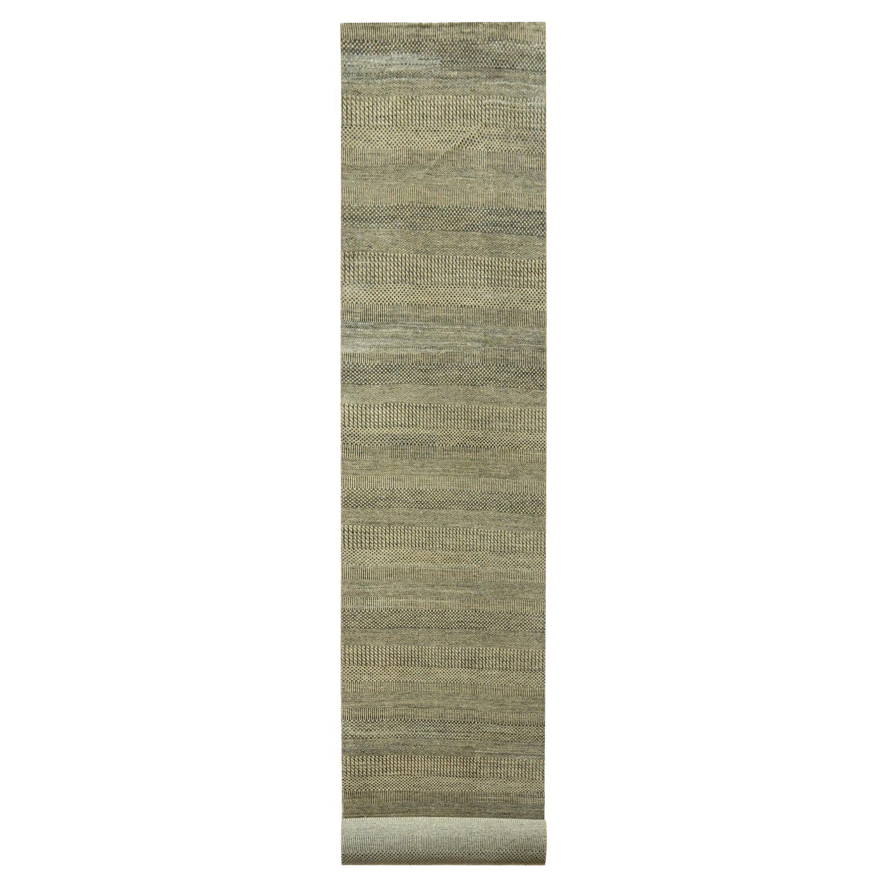 3'x21'10" Ecru Brown Modern Grass Design annodato a mano in lana e seta XL Runner Rugs in vendita