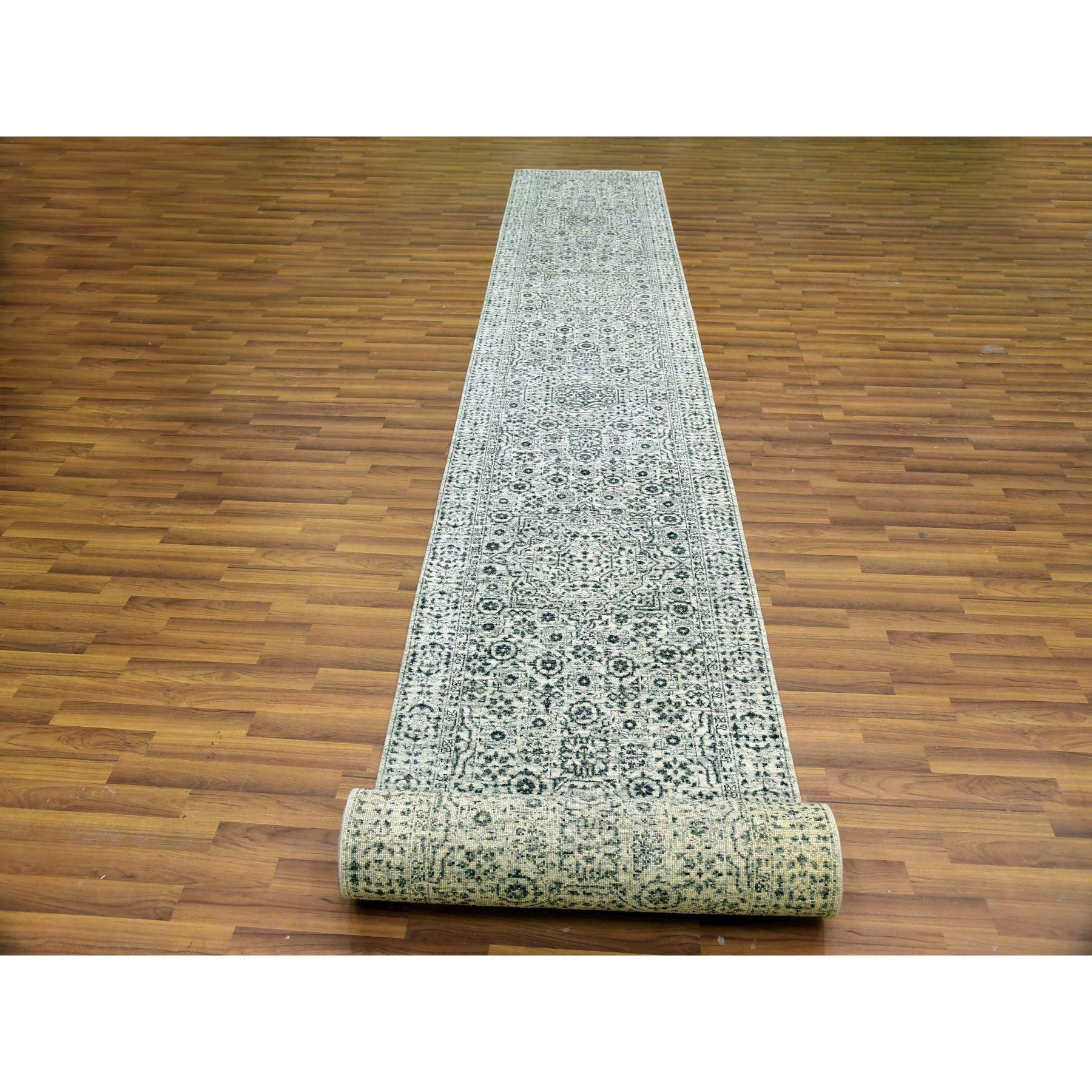 Schattenweiß, Handgeknüpft, Ton in Ton Mamluke Dynastie Design, Ungefärbt 100% Wolle, Läufer Orientteppich
Primäre MATERIALIEN: Wolle
Latex: Kein Flor 
Höhe: 0,25 Zoll
Stil: Transitional
Grundfarbe: Elfenbein
Sekundärfarben: Elfenbein,