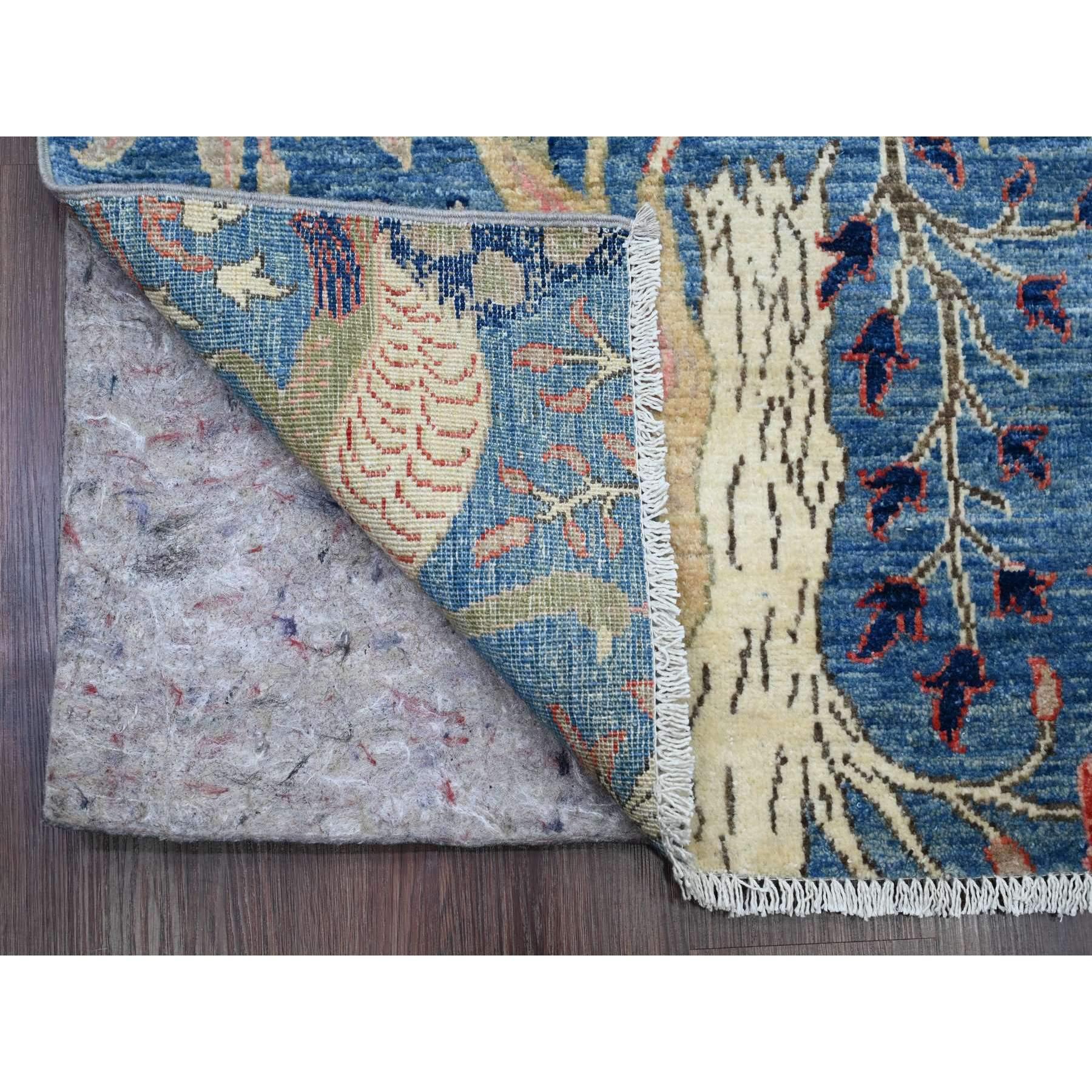 Bayern Blau, Afghanischer Peschawar mit Paradiesvogelmotiv, Natürliche Farbstoffe, Handgeknüpft, 100% Wolle, XL Läufer, Orientteppich
Primäre MATERIALIEN: Wolle
Latex: Kein Flor 
Höhe: 0,25 Zoll
Stil: Transitional
Grundfarbe: Blau
Sekundäre Farben: