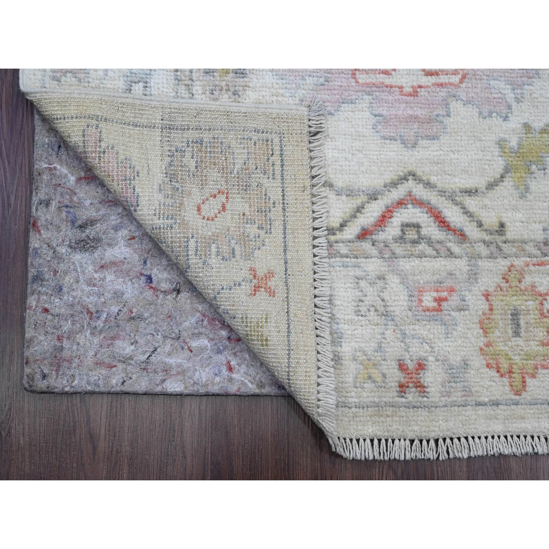 Bone White, Afghan Angora Oushak with All Over Leaf Design, Vegetable Dyes, 100% Wool, Hand Knotted, XL Runner, Oriental Rug
Matières premières : Laine
Latex : Pas de poils 
hauteur : 0,25 pouces
Style : Transitionnel
Couleur primaire :