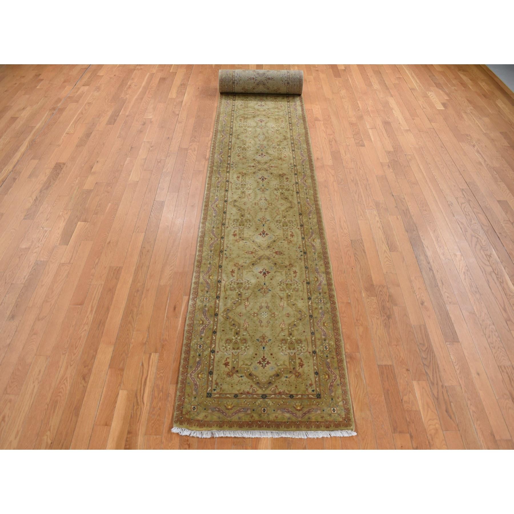 Goldbraun, Superdichte Webart, Tabriz, XL Läufer, 300 KPSI, Handgeknüpft, Orientteppich
Primäre MATERIALIEN: Wolle
Latex: Kein Flor 
Höhe: 0,25 Zoll
Stil: Traditionell
Grundfarbe: Braun
Sekundäre Farben: Rot, Marineblau, Himmelblau, Elfenbein,