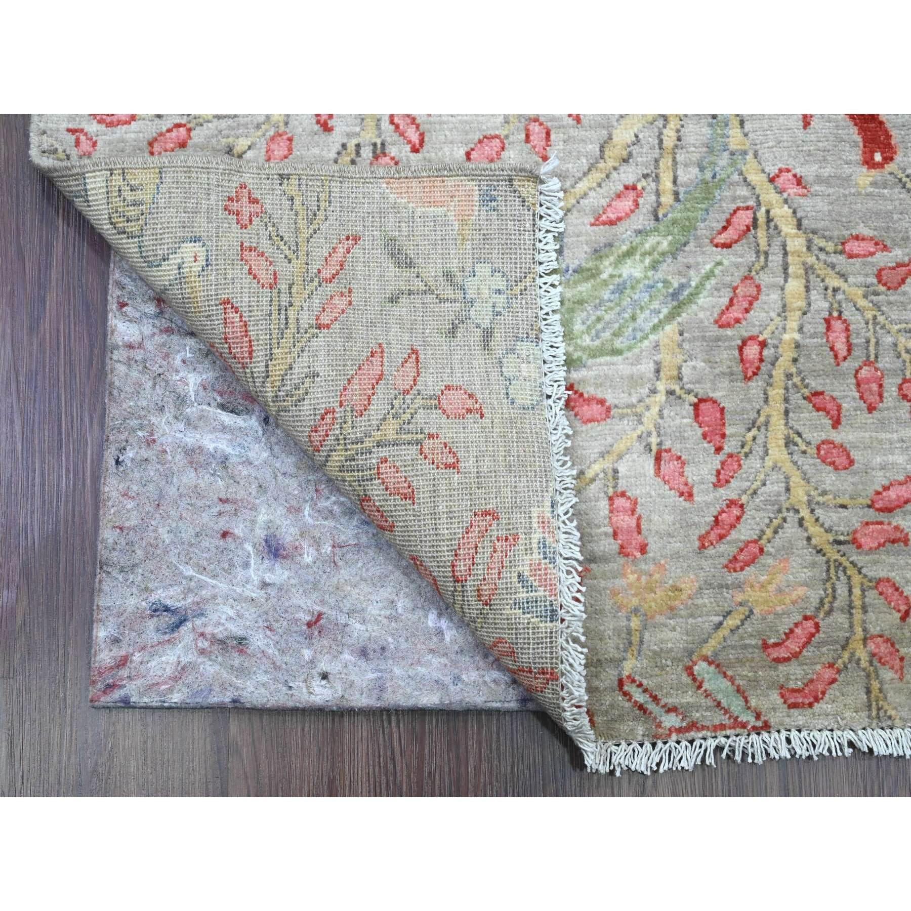 Gris nuage, noué à la main, Afghan Peshawar avec motifs d'oiseaux de paradis, laine douce, teintures végétales, couloir XL, tapis d'Orient
Matières premières : Laine
Latex : Pas de poils 
hauteur : 0,25 pouces
Style : Transitionnel
Couleur primaire