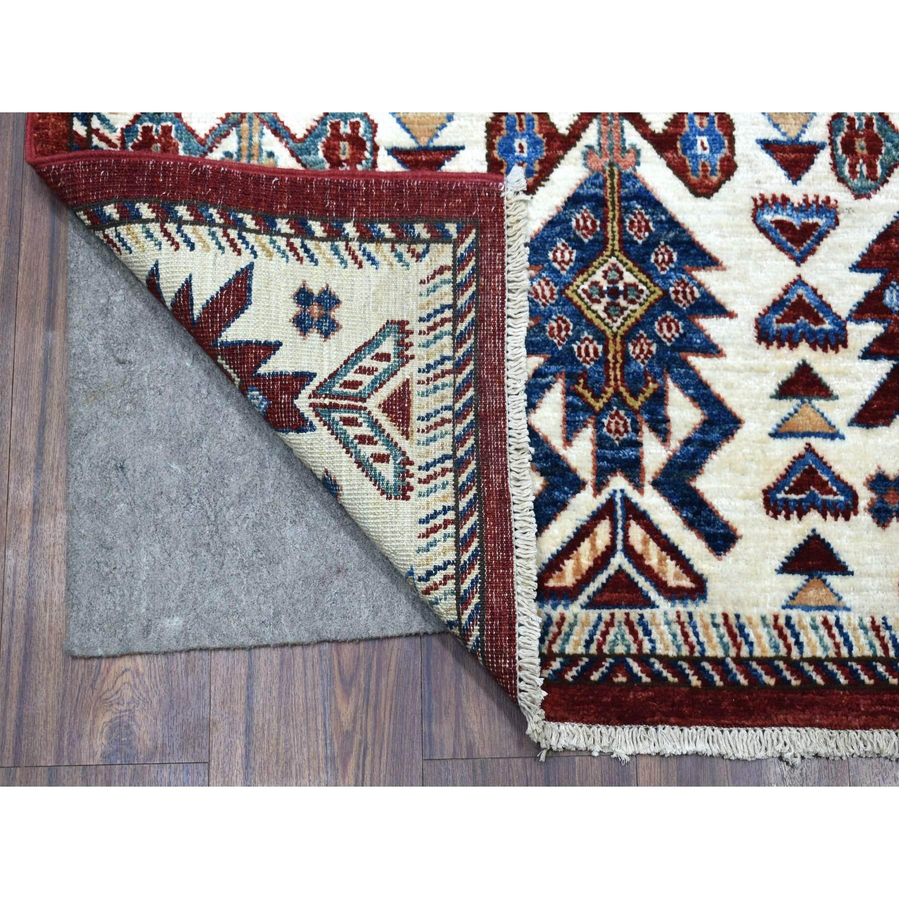 Dies ist eine wirklich echte one-of-a-kind Soft, Vibrant Wool Rich Red Hand geknüpft Super Kazak mit Stammes-Medaillons orientalischen Extra lang und breit Läufer Teppich. Es wurde monatelang in jahrhundertealten Webtechniken geknüpft von 
Primäre