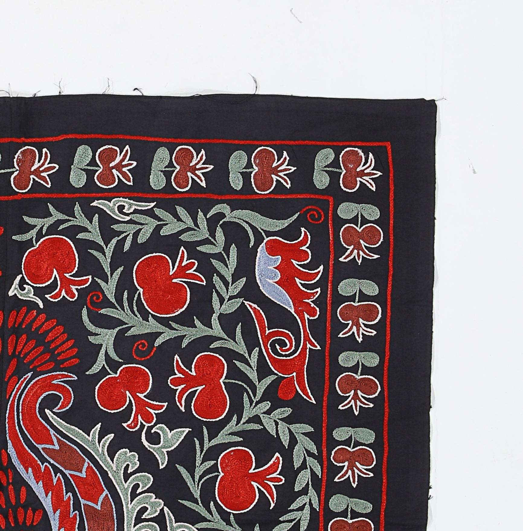 3'x3' Tashkent bestickter Wandbehang, Vintage-Tischteppich in Schwarz, Grün, Rot (Suzani) im Angebot