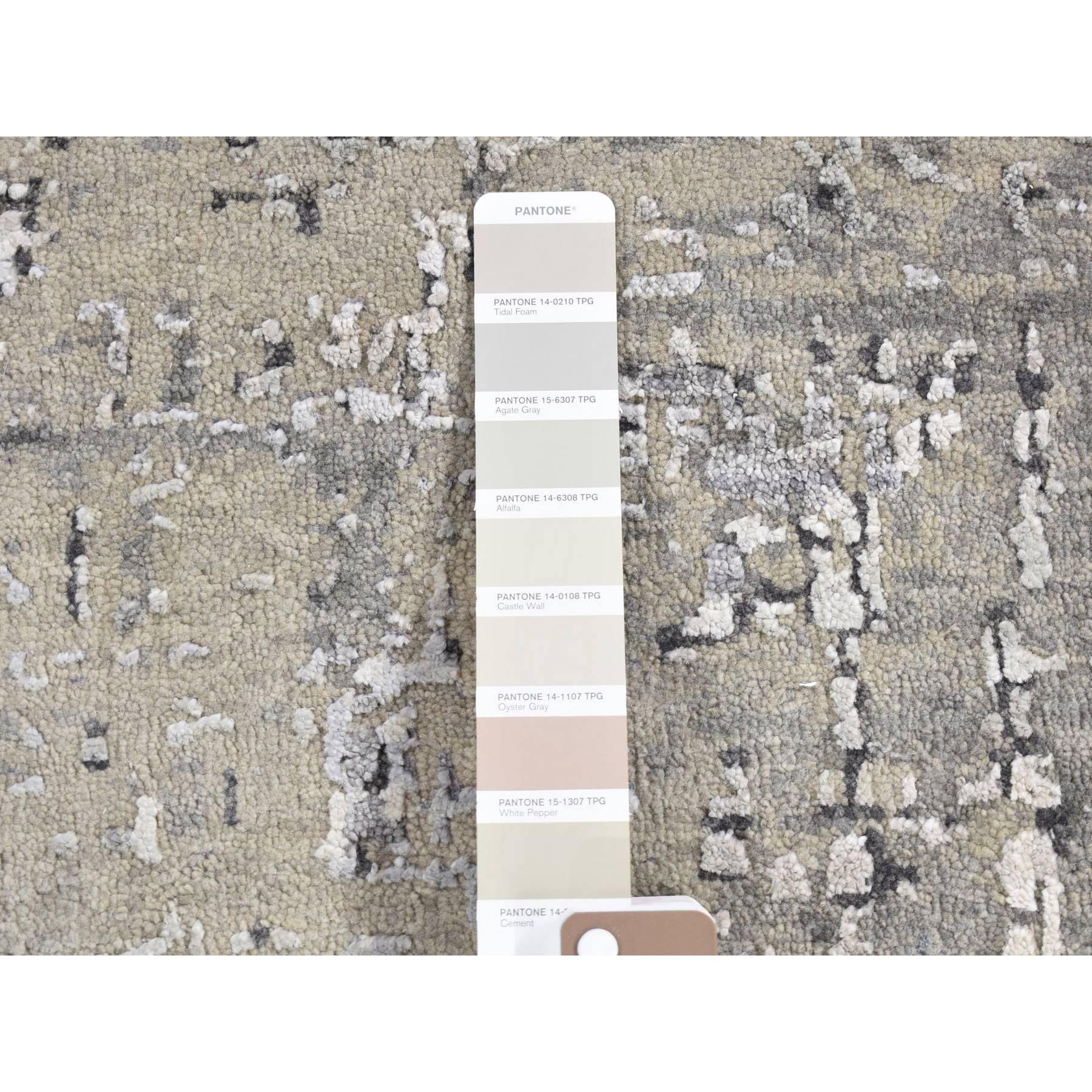 3'x3' Taupe, Wolle und Seide Abstrakt, Handgeknüpft, Quadratischer Orientteppich (Moderne) im Angebot