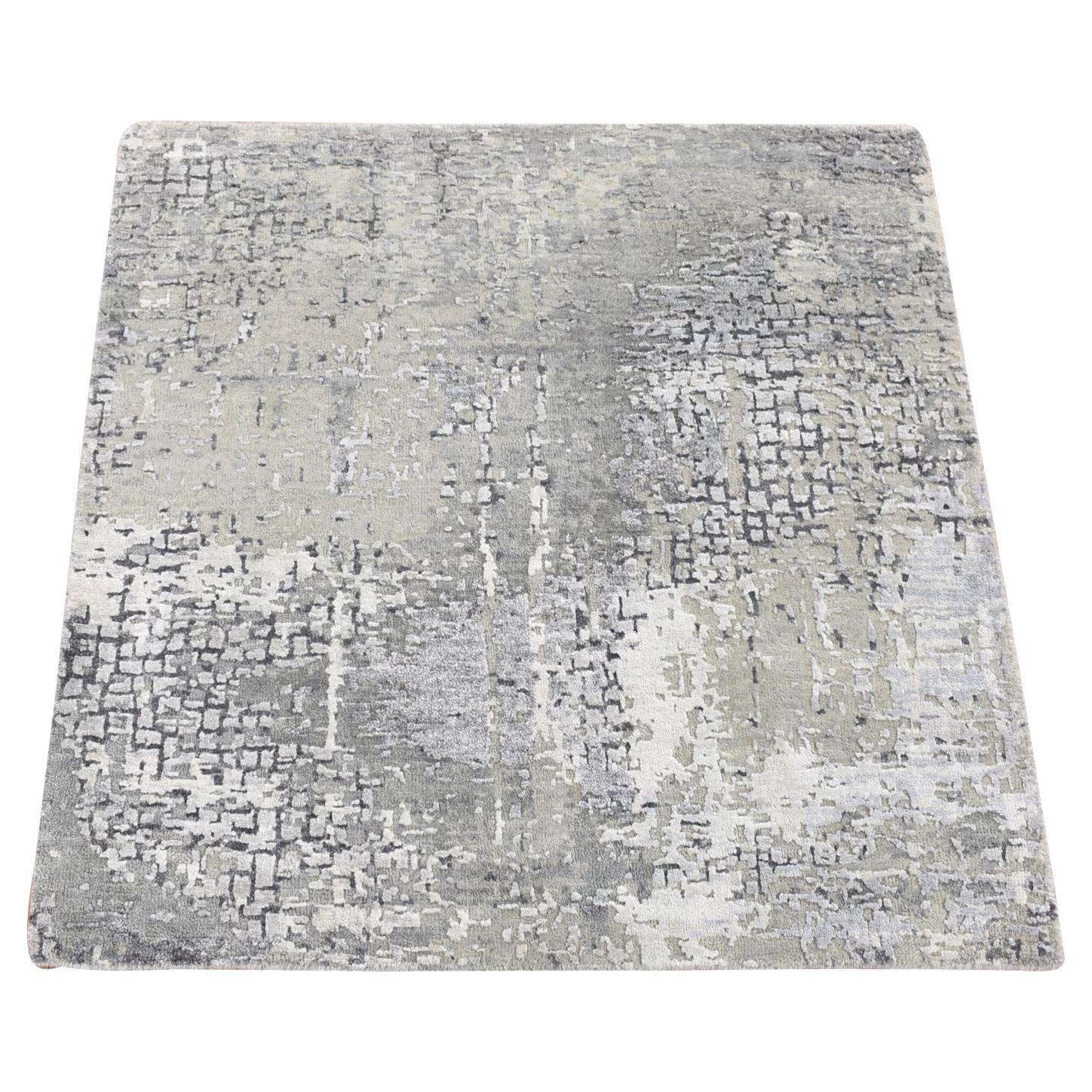 3'x3' Taupe, Wolle und Seide Abstrakt, Handgeknüpft, Quadratischer Orientteppich im Angebot