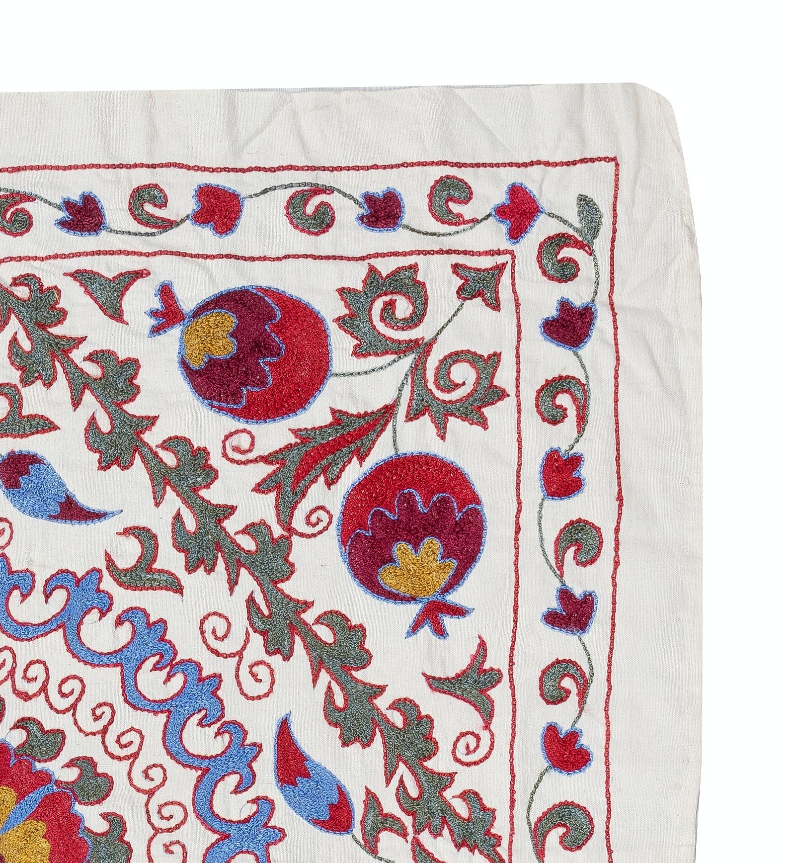 Suzani 3x3.2 Ft Tenture murale brodée à la main. Nouvelle nappe. Étendue de canapé en coton en vente