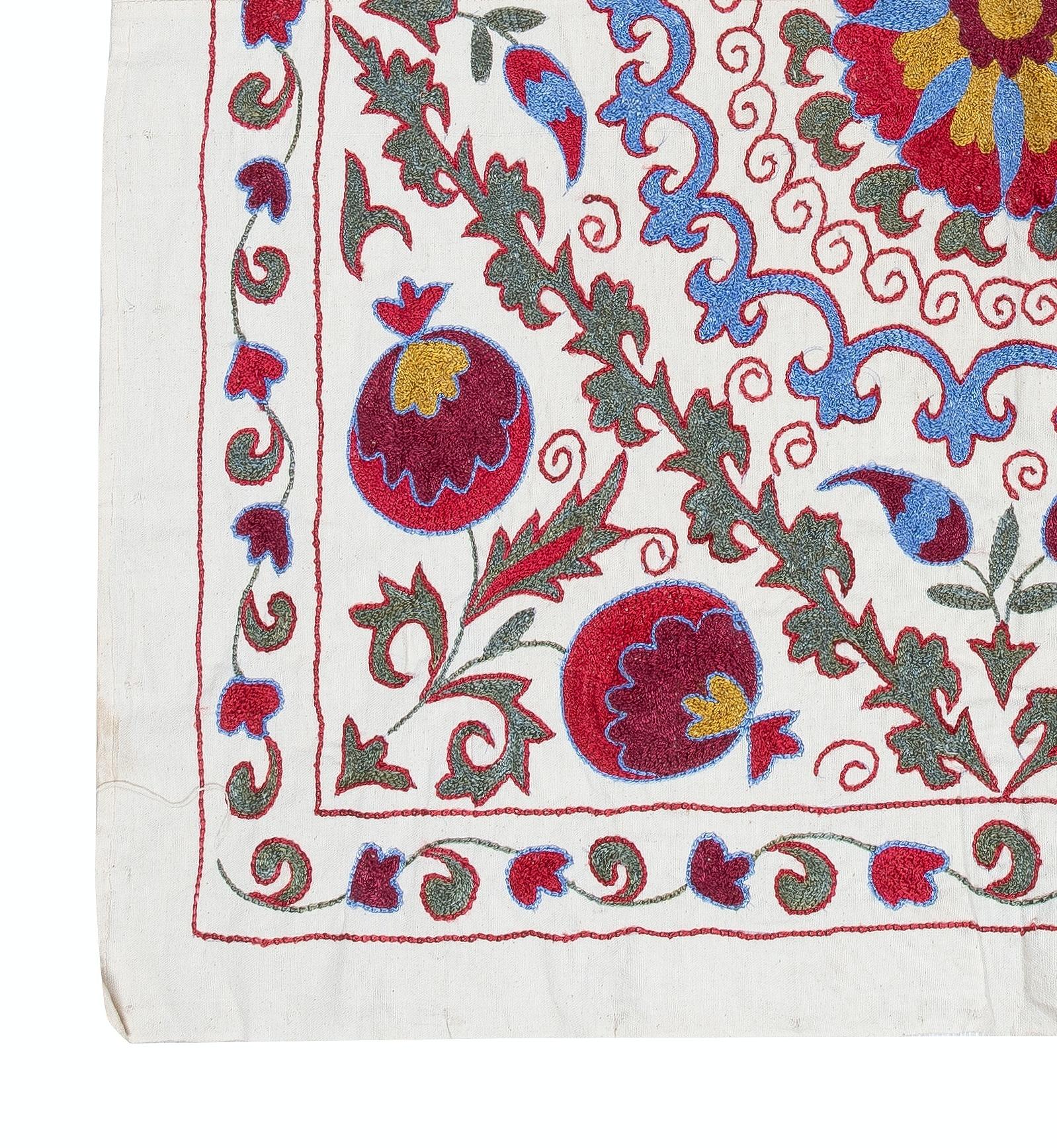 Centrasiatique 3x3.2 Ft Tenture murale brodée à la main. Nouvelle nappe. Étendue de canapé en coton en vente