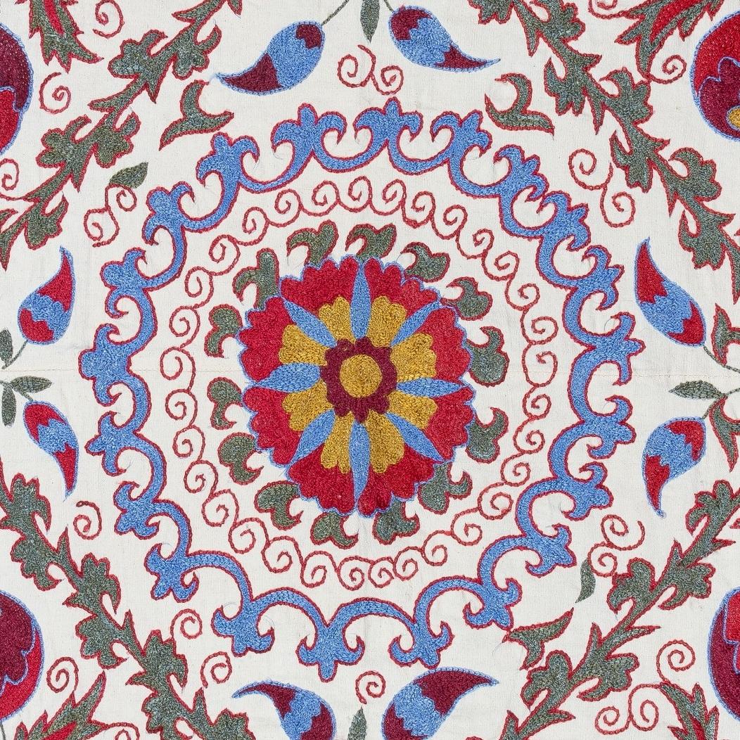 Brodé 3x3.2 Ft Tenture murale brodée à la main. Nouvelle nappe. Étendue de canapé en coton en vente