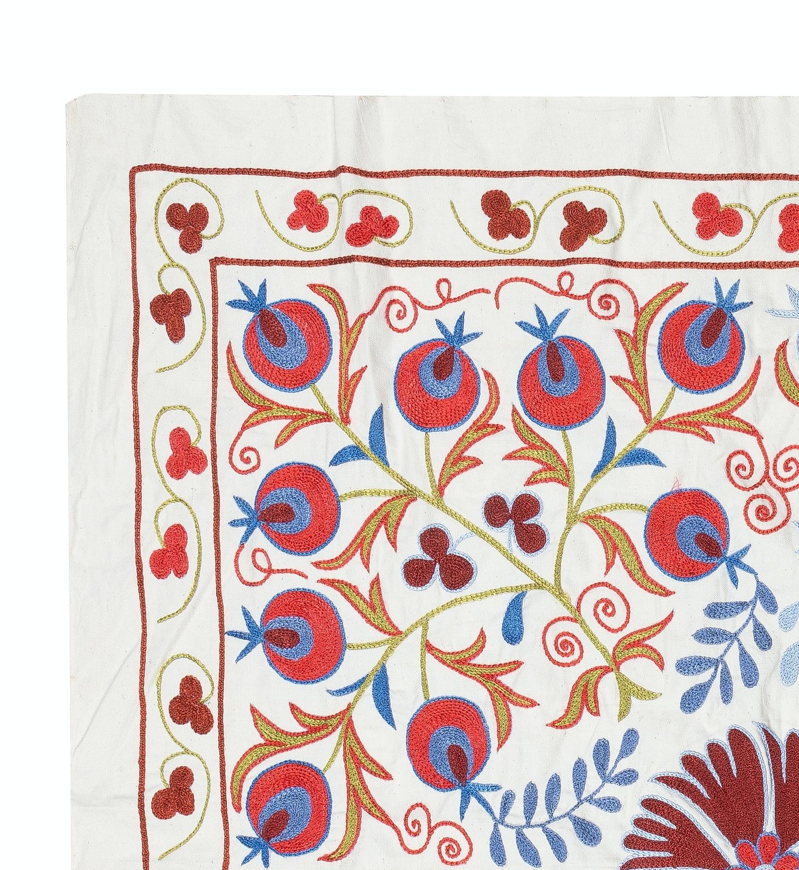 Handbestickter Wandbehang aus 100% Baumwolle New Suzani Fabric - Timeless-art
Erleben Sie die Schönheit der zentralasiatischen Handwerkskunst mit diesem exquisiten, handbestickten Suzani-Textil aus 100 % Baumwolle, einem wahren Zeugnis