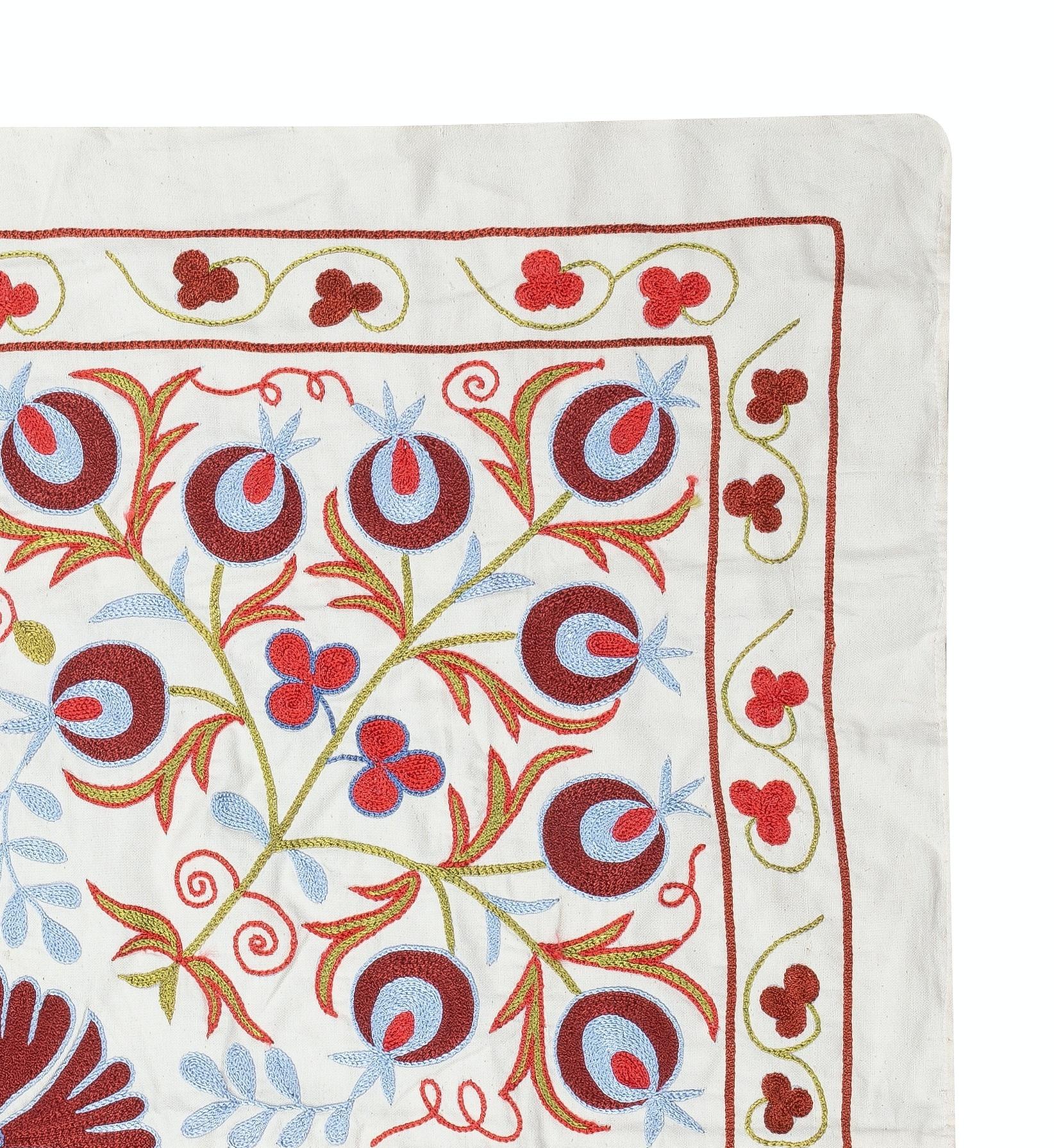 3x3.3 Ft bestickter Wandbehang. Tischtuch aus Baumwolle. Handgefertigter Wandteppich (Suzani) im Angebot