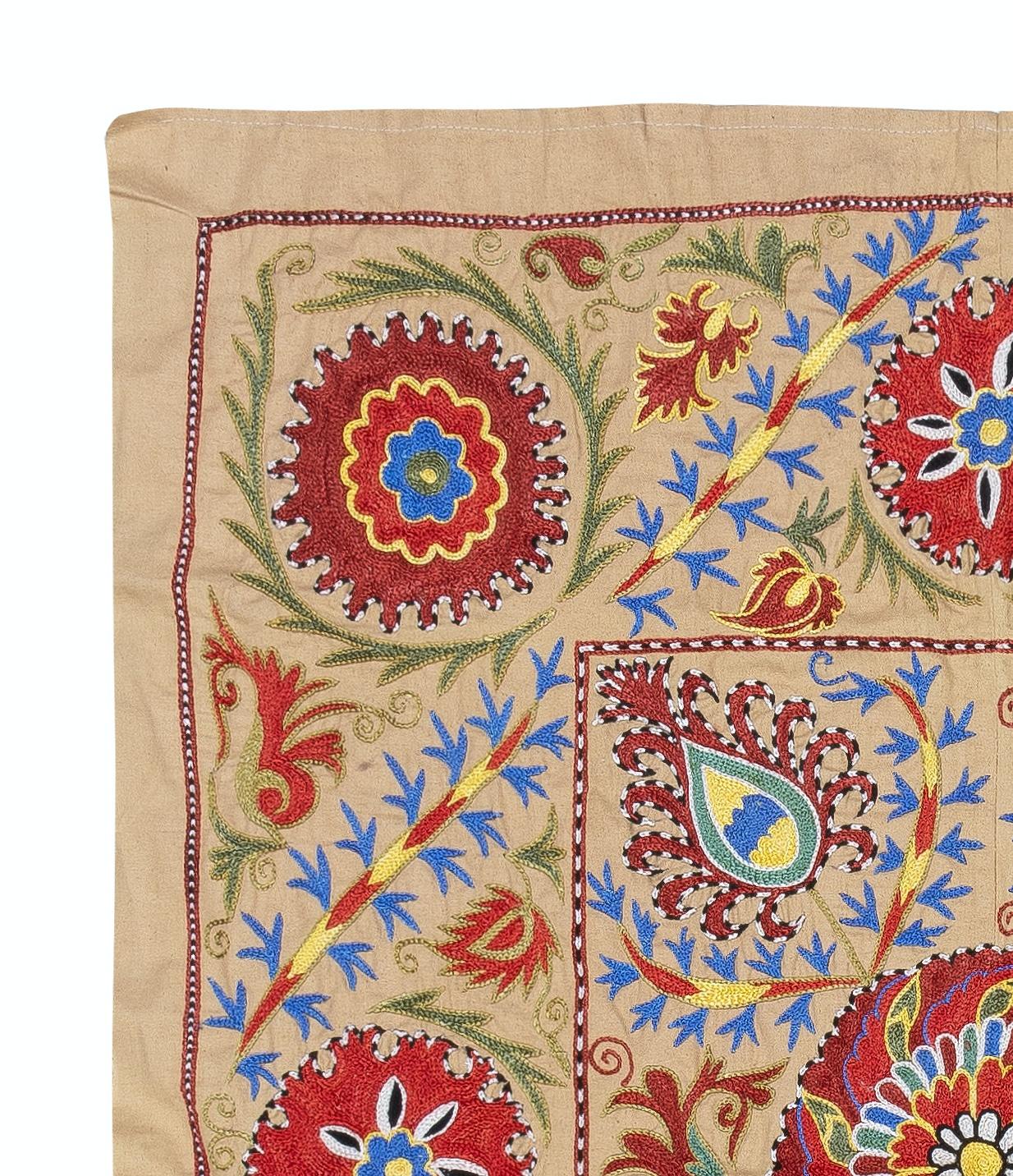 Presentamos nuestro nuevo y exquisito tapiz suzani bordado a mano, una pieza cautivadora que combina la artesanía antigua con el arte moderno. Esta tela bordada no es sólo una colcha suzani, sino un extraordinario colgante de pared suzani que
