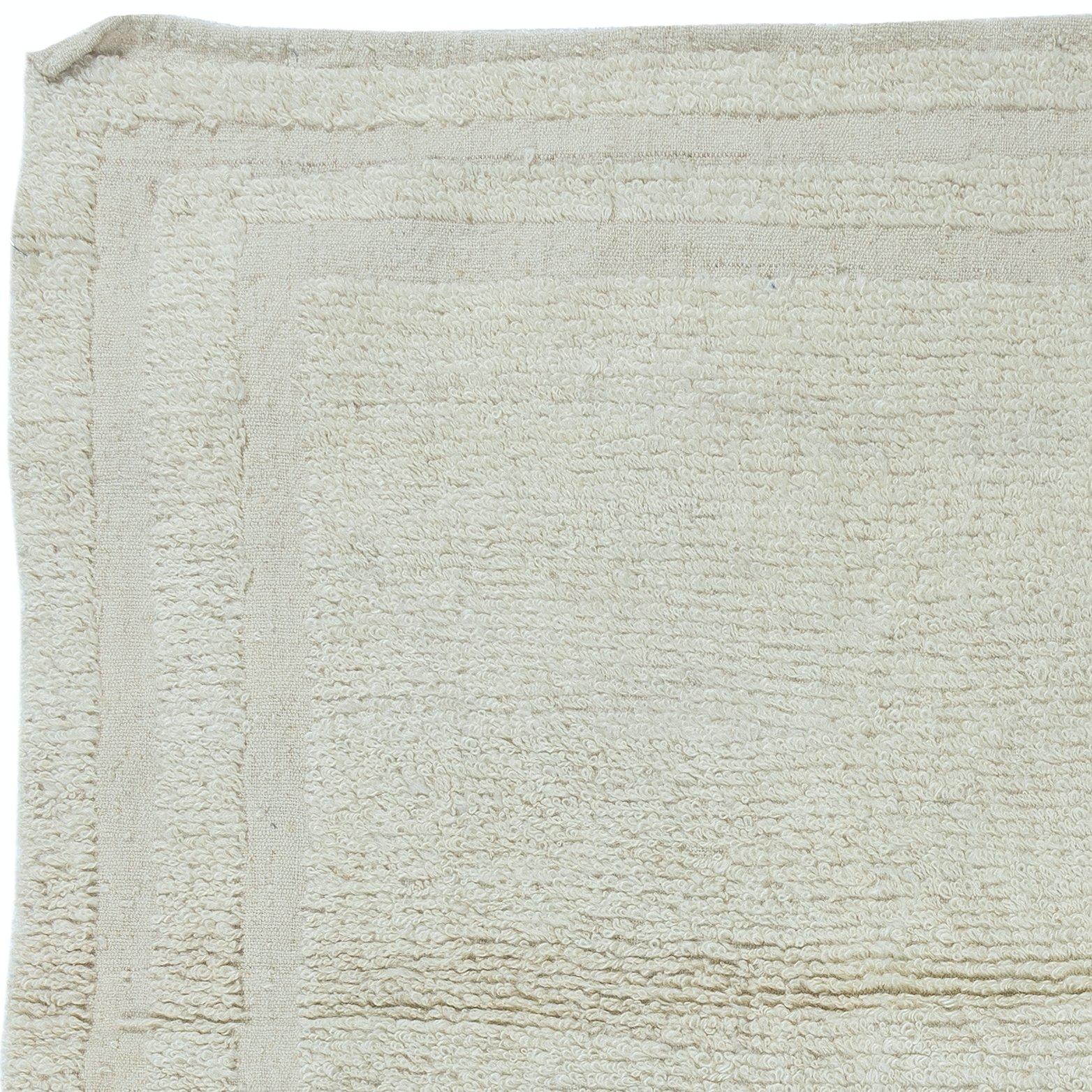 3x3.7 Ft Minimalistischer handgefertigter Anatolischer kleiner Tulu-Teppich aus beigefarbener Wolle, Vintage (Türkisch) im Angebot