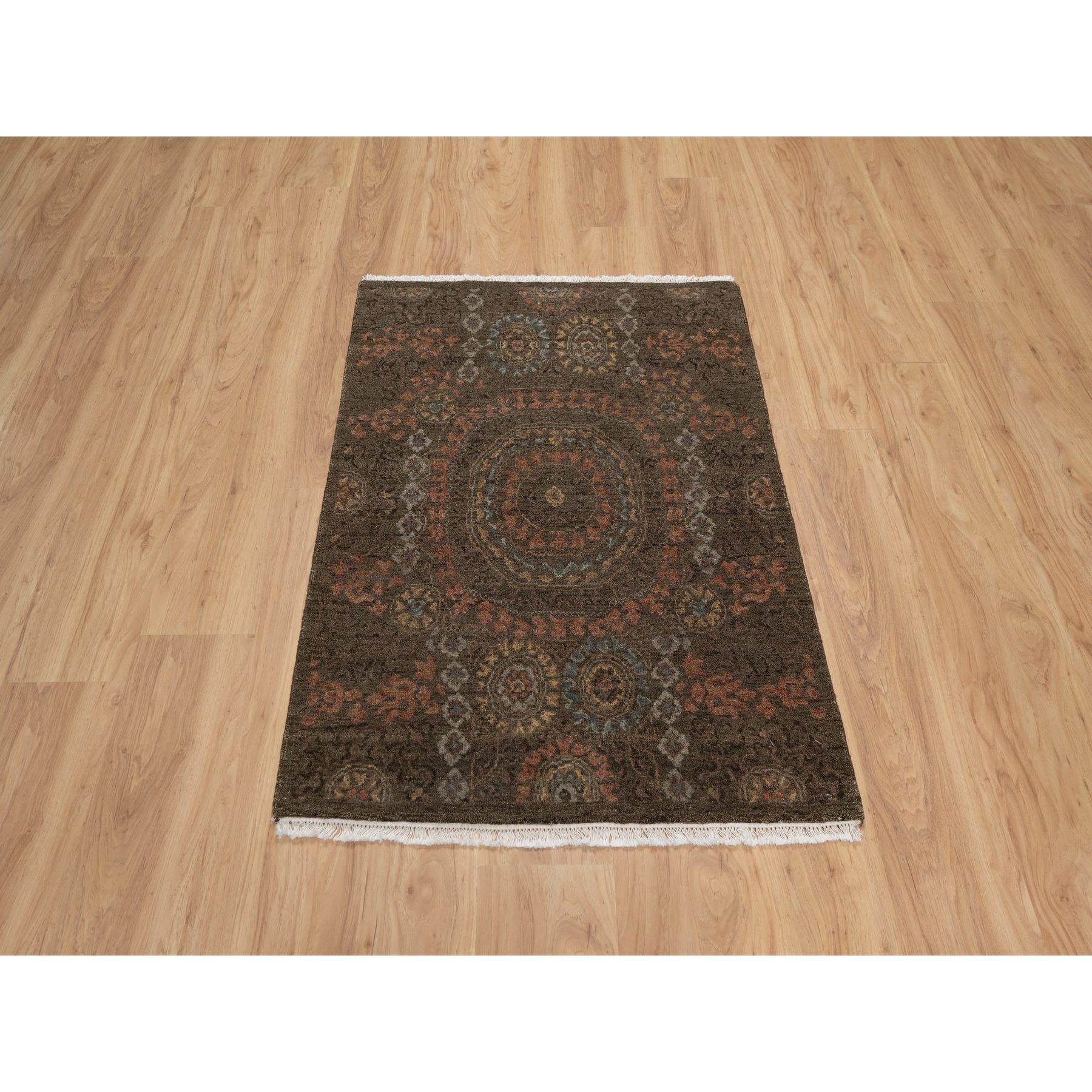 Schokoladenbraun, Mamluke Design, Reine 100% Himalaya Wolle, Pflanzenfarben, Handgeknüpft, Matte, Orientteppich
Primäre MATERIALIEN: Wolle
Latex: Kein Flor 
Höhe: 0,25 Zoll
Stil: Transitional
Grundfarbe: Braun
Sekundäre Farben: Grau, Orange,