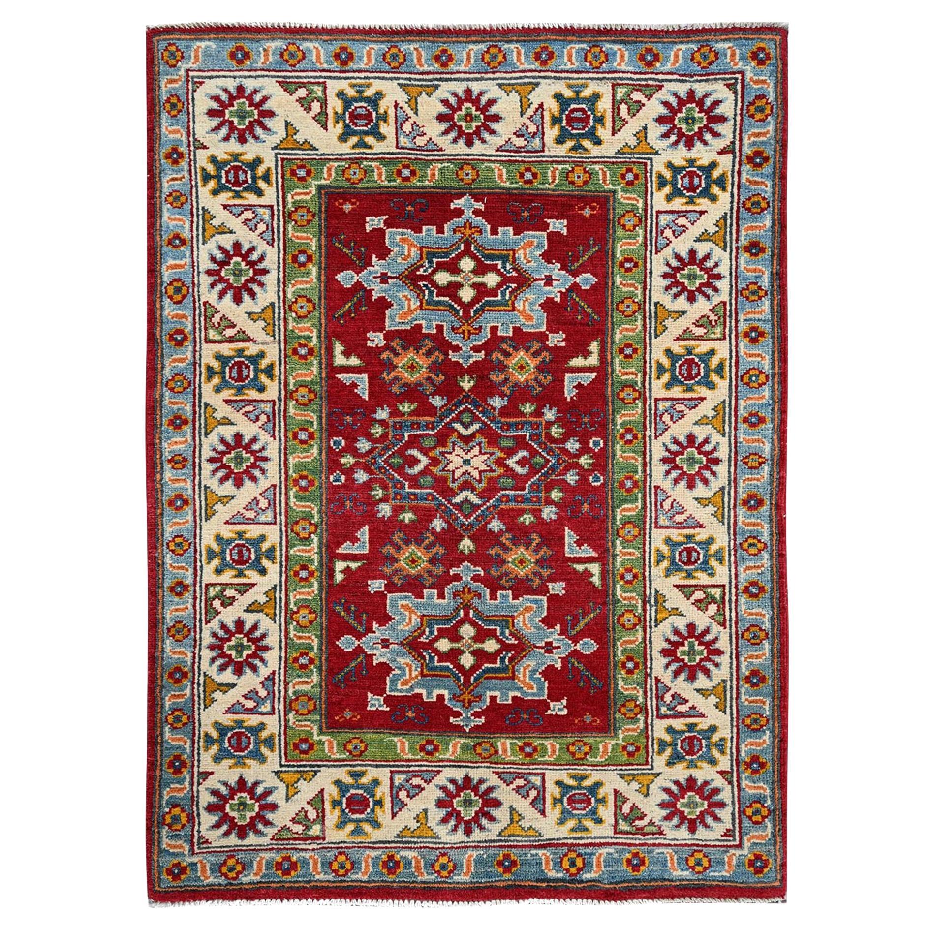 3
x4
 Tapis en laine douce nouée à la main Kazak rouge avec design de médaillons géométriques en vente