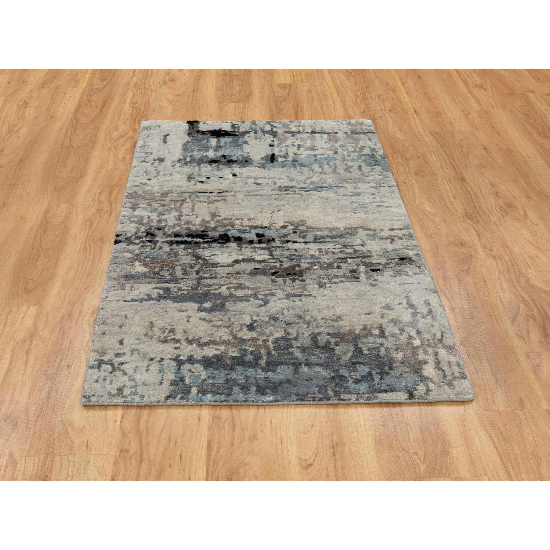 Dies ist eine wirklich echte one-of-a-kind Abstract Design Silber-Blau Modern Hand Knotted Wolle & Seide Hi-Low Pile Oriental Rug. Es wurde monatelang von erfahrenen Kunsthandwerkern in jahrhundertealten Webtechniken geknüpft.
Primäre MATERIALIEN: