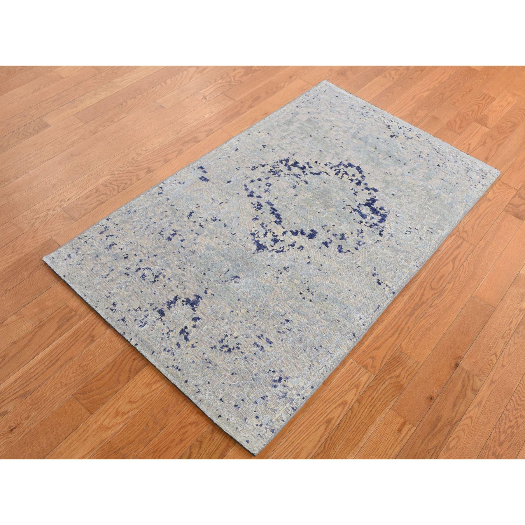 Blu polvere, Cipressi in diminuzione con disegno a medaglione, Seta con lana strutturata, annodato a mano, Tappeto orientale
Materiali primari: Lana e seta
Lattice: No Pile 
altezza: 0,25 pollici
Stile: Di transizione
Colore primario: Blu
Colori