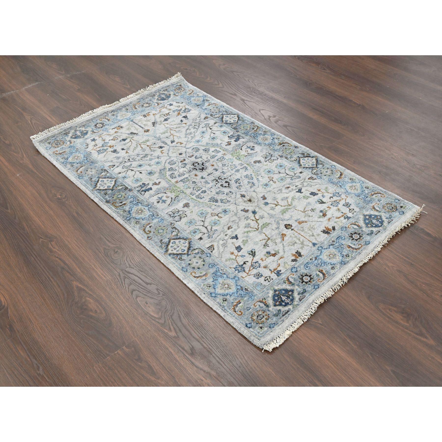 Se trata de una auténtica alfombra oriental de tejido denso, Oushak con motivos florales, anudada a mano con lana suave. Ha sido anudada durante meses y meses con técnicas artesanales de tejido centenarias por expertos artesanos.
Materiales