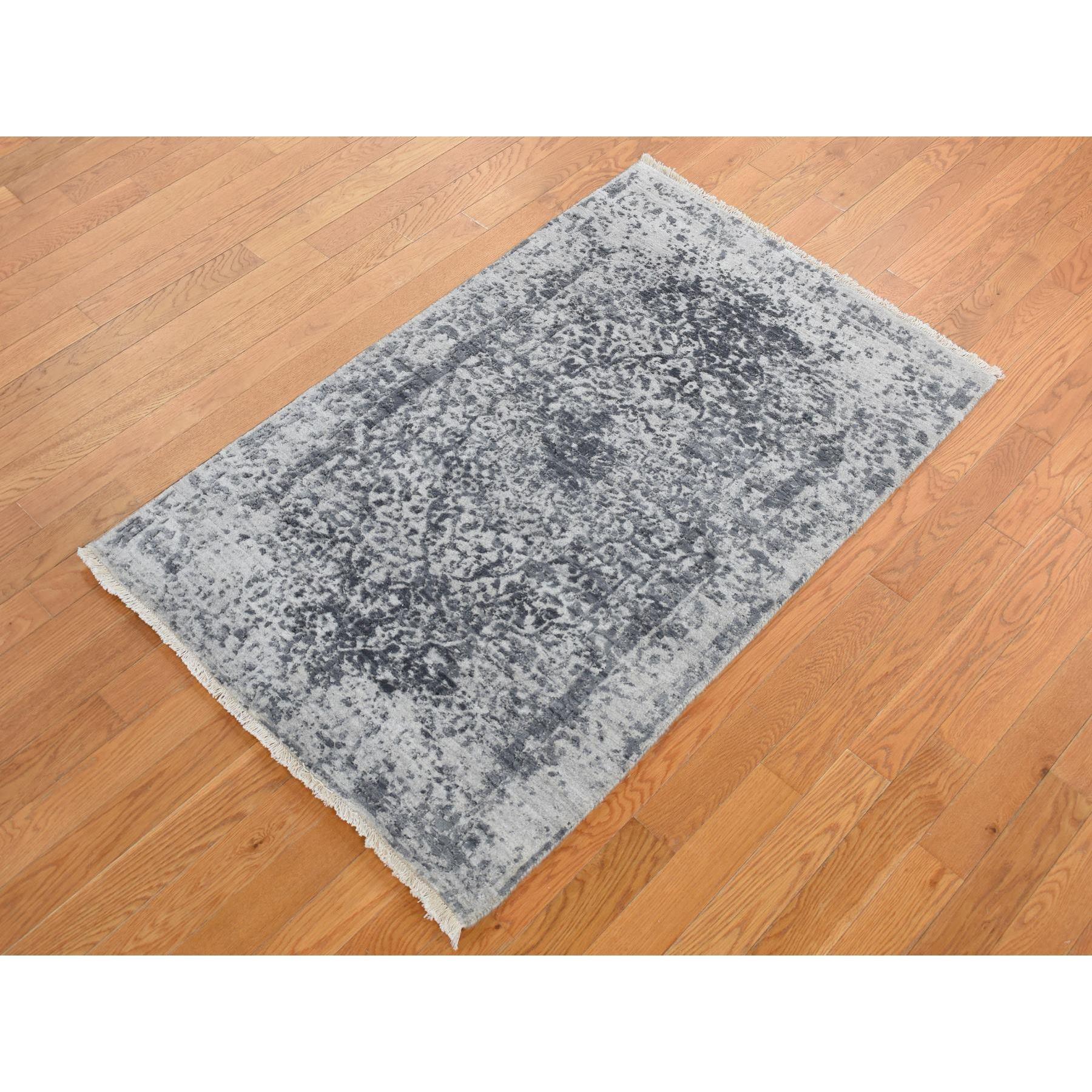 Arsenikgrau, Gebrochenes und ausradiertes persisches Design, Wolle und reine Seide, Handgeknüpft, Orientteppich
Primäre MATERIALIEN: Wolle und reine Seide
Latex: Kein Flor 
Höhe: 0,25 Zoll
Stil: Transitional
Grundfarbe: Grau
Sekundärfarben: