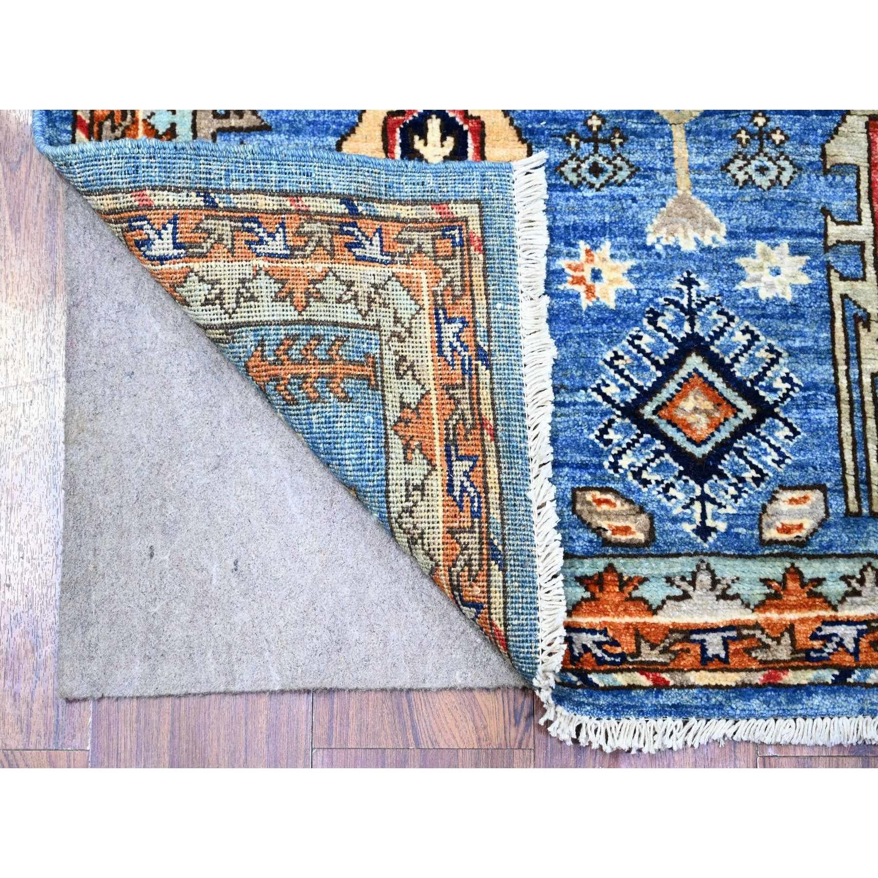 Dies ist ein wirklich echtes Unikat aus reiner Wolle, handgeknüpft, afghanischen Ersari mit geometrischen Gul-Motiven Orientteppich. Es wurde monatelang in jahrhundertealten Webtechniken von erfahrenen Kunsthandwerkern geknüpft.
Primäre MATERIALIEN:
