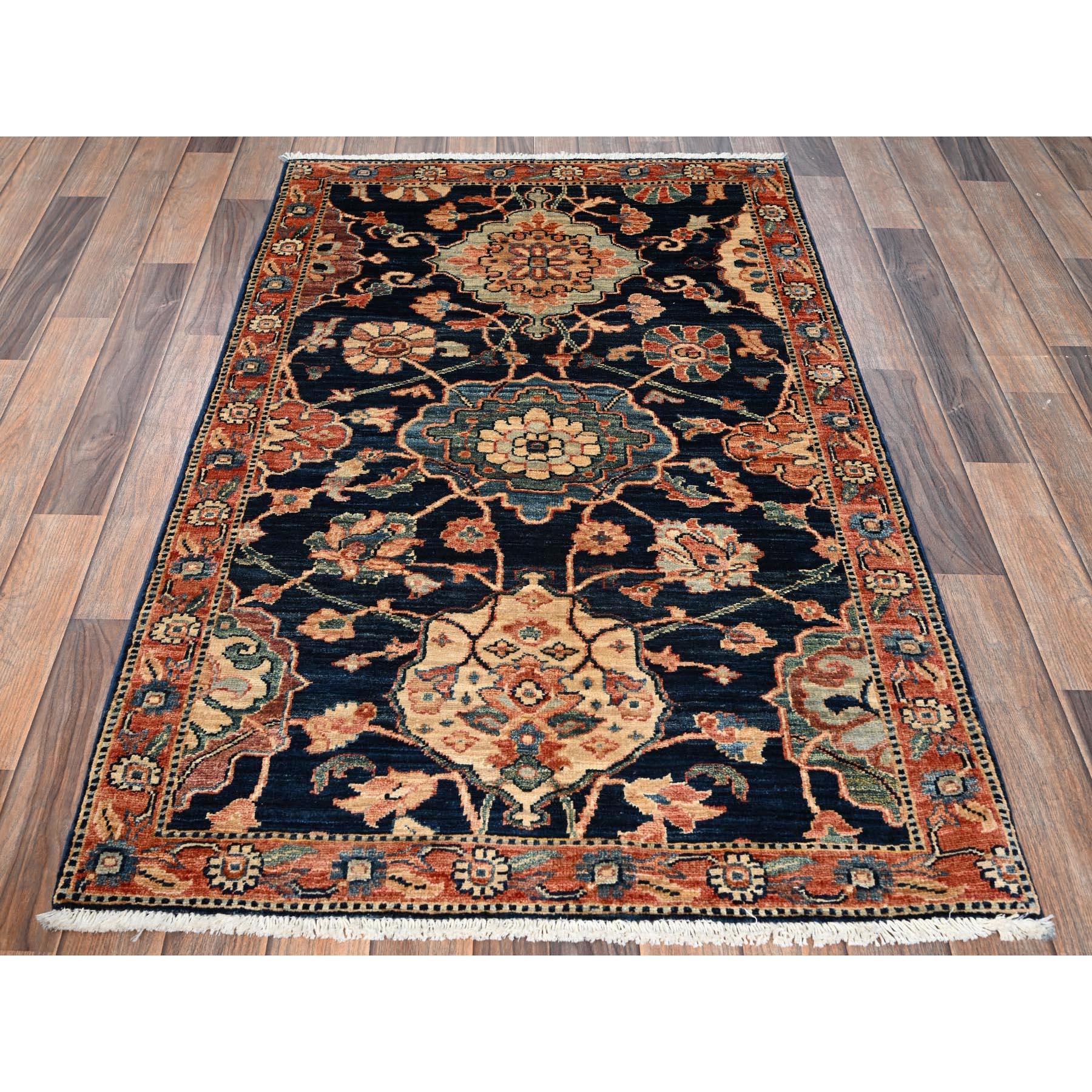 Blu notte, persiano del nord-ovest con disegno di grandi foglie, Collezione Aryana, Tinture vegetali, Vello morbido, Lana di alta montagna, Annodato a mano, Tessuto fitto, Tappeto orientale
Materiali primari: Lana
Lattice: No Pile 
altezza: 0,25