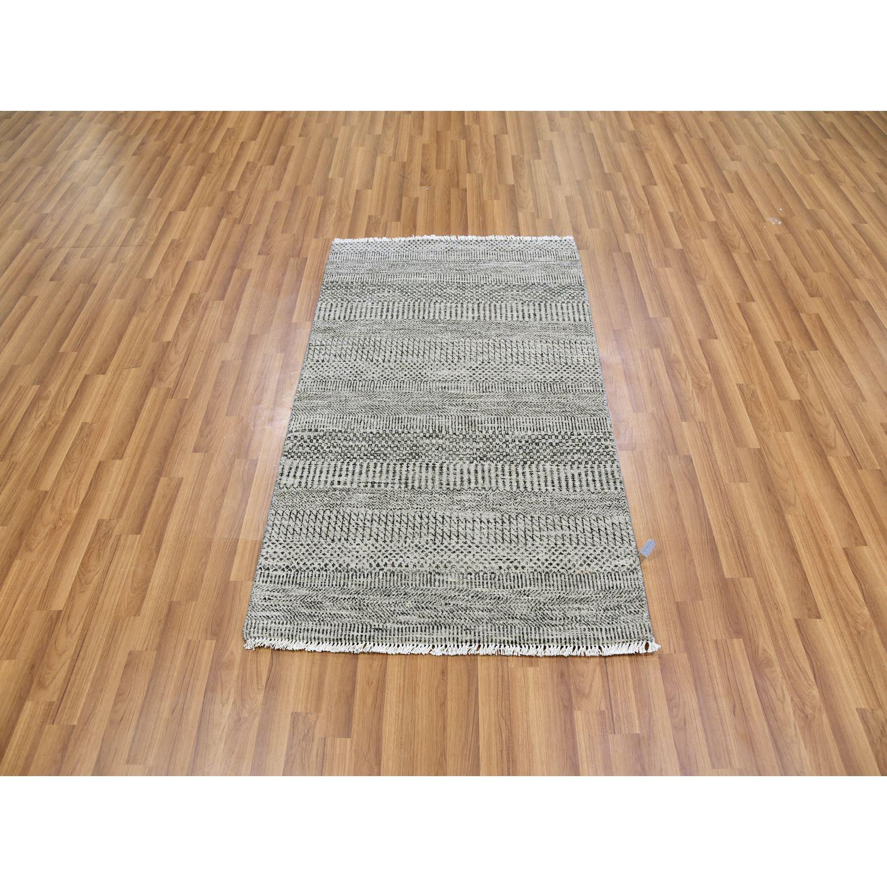 Dies ist eine wirklich echte one-of-a-kind Undyed 100% Wolle, Ton in Ton, Modern Grass Design, handgeknüpft, Orientteppich. Es wurde monatelang in jahrhundertealten Webtechniken von Kunsthandwerkern geknüpft.
Primäre MATERIALIEN: Wolle
Latex: Kein