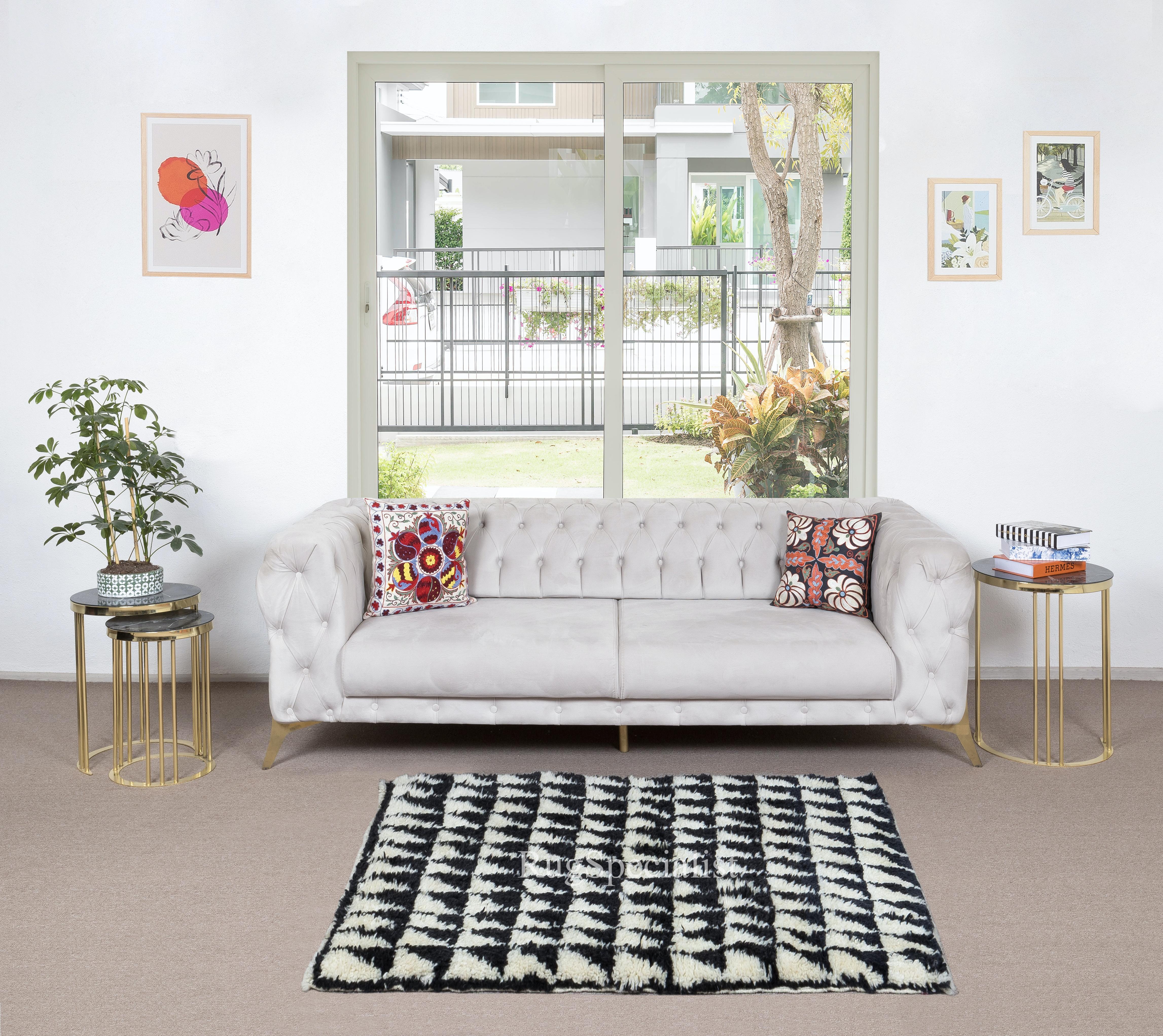 Eleva tu espacio vital con el exquisito encanto de esta nueva y moderna alfombra bereber marroquí beni ourain anudada a mano, elaborada con precisión y cuidado a partir de 100% lana. Combinando el encanto del diseño marroquí con la sensibilidad