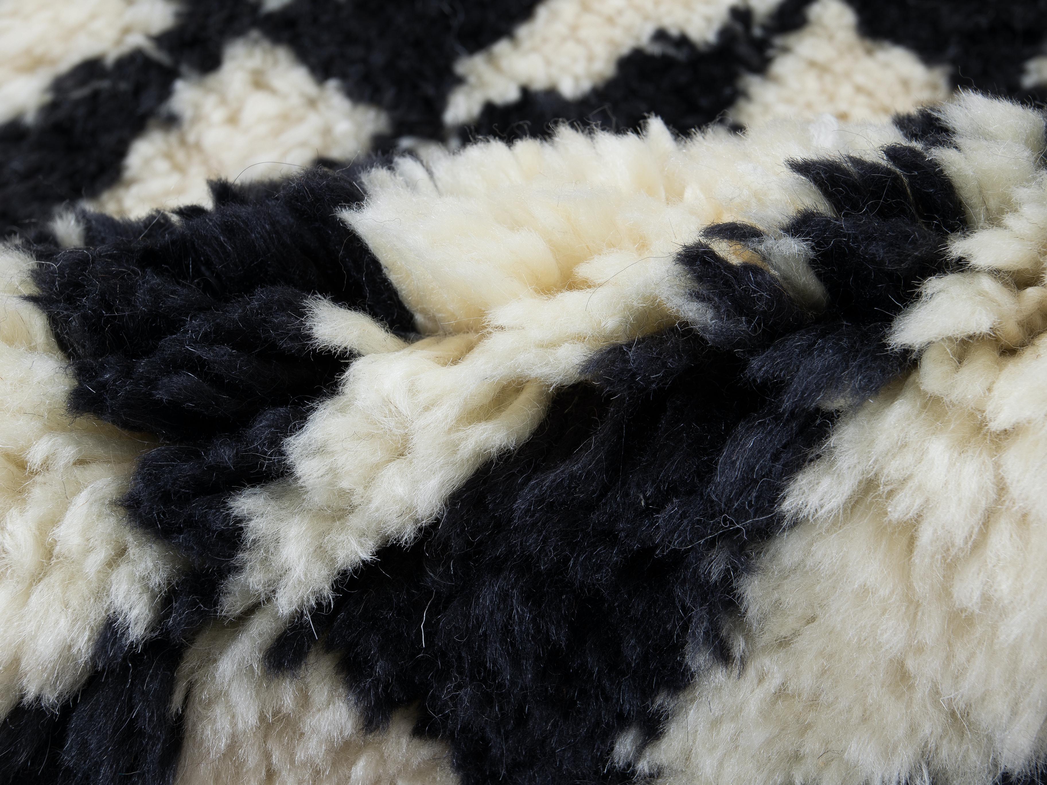 3x4.4 Ft Alfombra Tulu Shaggy con Motivo Triangular Hecha a Mano de Lana Negra y Beige Turco en venta