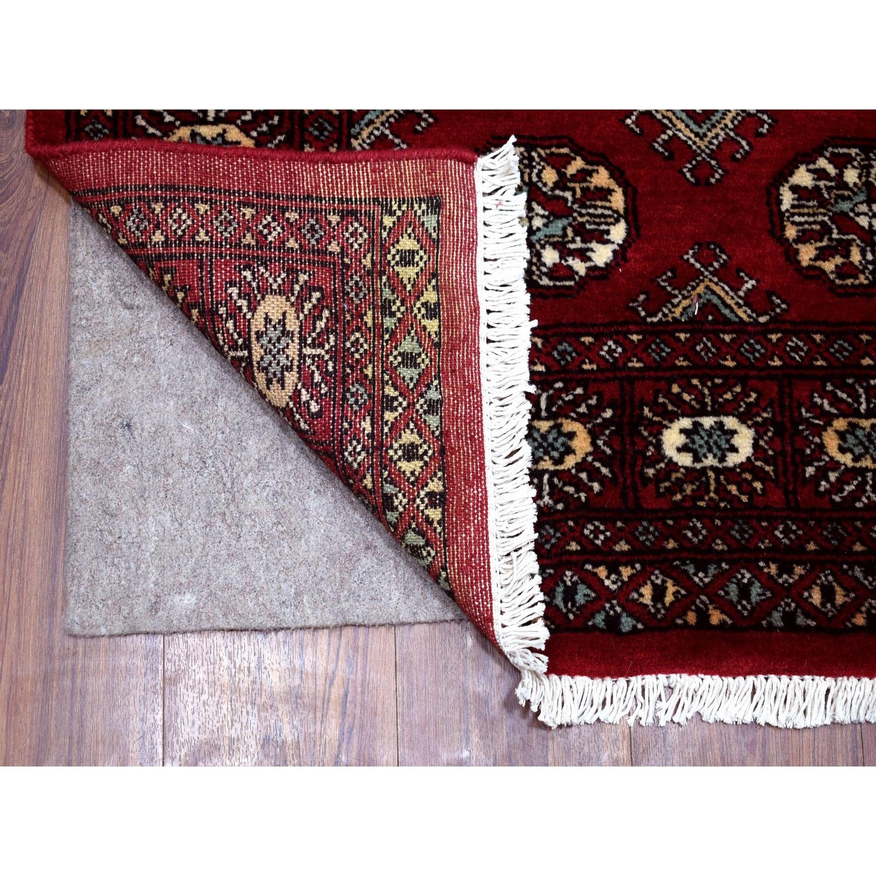 Il s'agit d'un véritable tapis oriental Mori Bokara en pure laine nouée à la main, d'un rouge profond et riche, unique en son genre. Il a été noué pendant des mois et des mois selon des techniques de tissage séculaires par des artisans