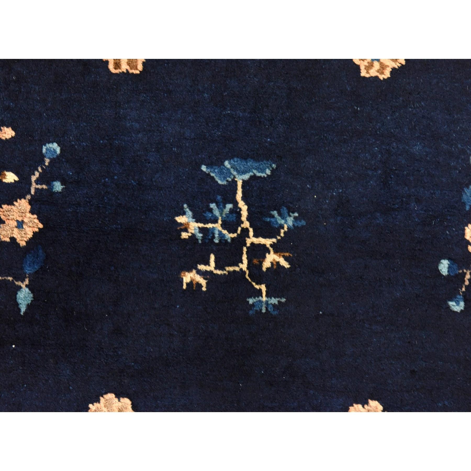 Mitternachtsblau, Antik Peking Chinesisch, Guter Zustand und sauber, Voller Flor und weich, 100% Wolle, Handgeknüpft, Matt, Orientteppich
Primäre MATERIALIEN: Wolle
Latex: Kein Flor 
Höhe: 0,25 Zoll
Stil: Traditionell
Grundfarbe: Blau
Sekundäre