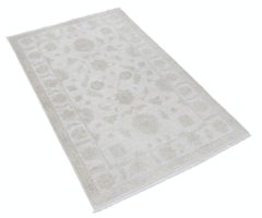 3x4.7 ft Traditional Handknotted Accent Rug for Entryway (Tapis d'accent traditionnel noué à la main pour l'entrée). Tapis de chevet beige