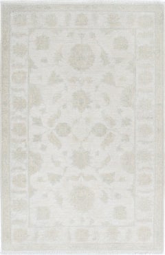 3x4.7 ft Traditional Handknotted Accent Rug for Entryway (Tapis d'accent traditionnel noué à la main pour l'entrée). Tapis de chevet beige