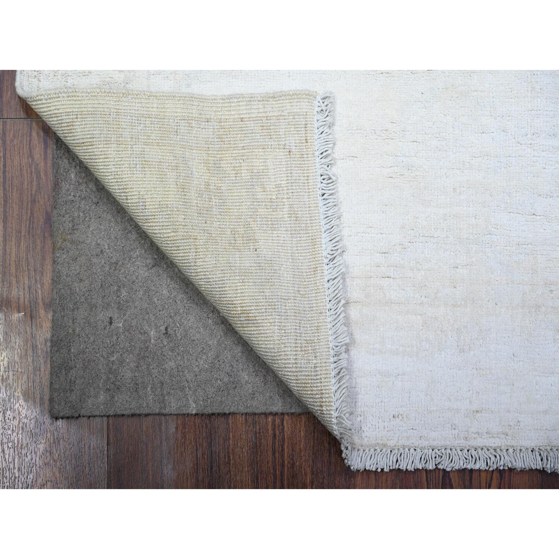 Il s'agit d'un véritable tapis d'Orient White Wash Whiting, noué à la main, en pure laine. Il a été noué pendant des mois et des mois selon des techniques de tissage séculaires par des artisans experts.
Matières premières : Laine
Latex : Pas de