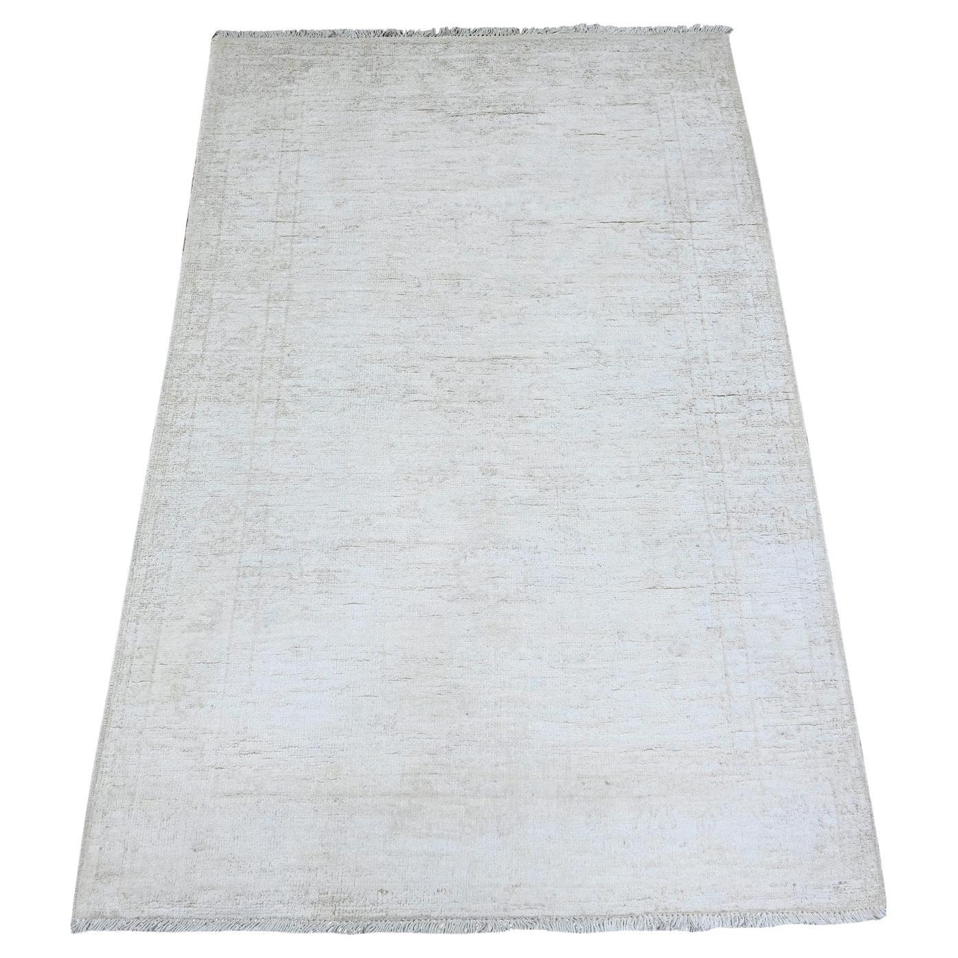 3'x4'9" Tapis noué à la main en laine Peshawar blanc avion avec couleurs délavées en vente