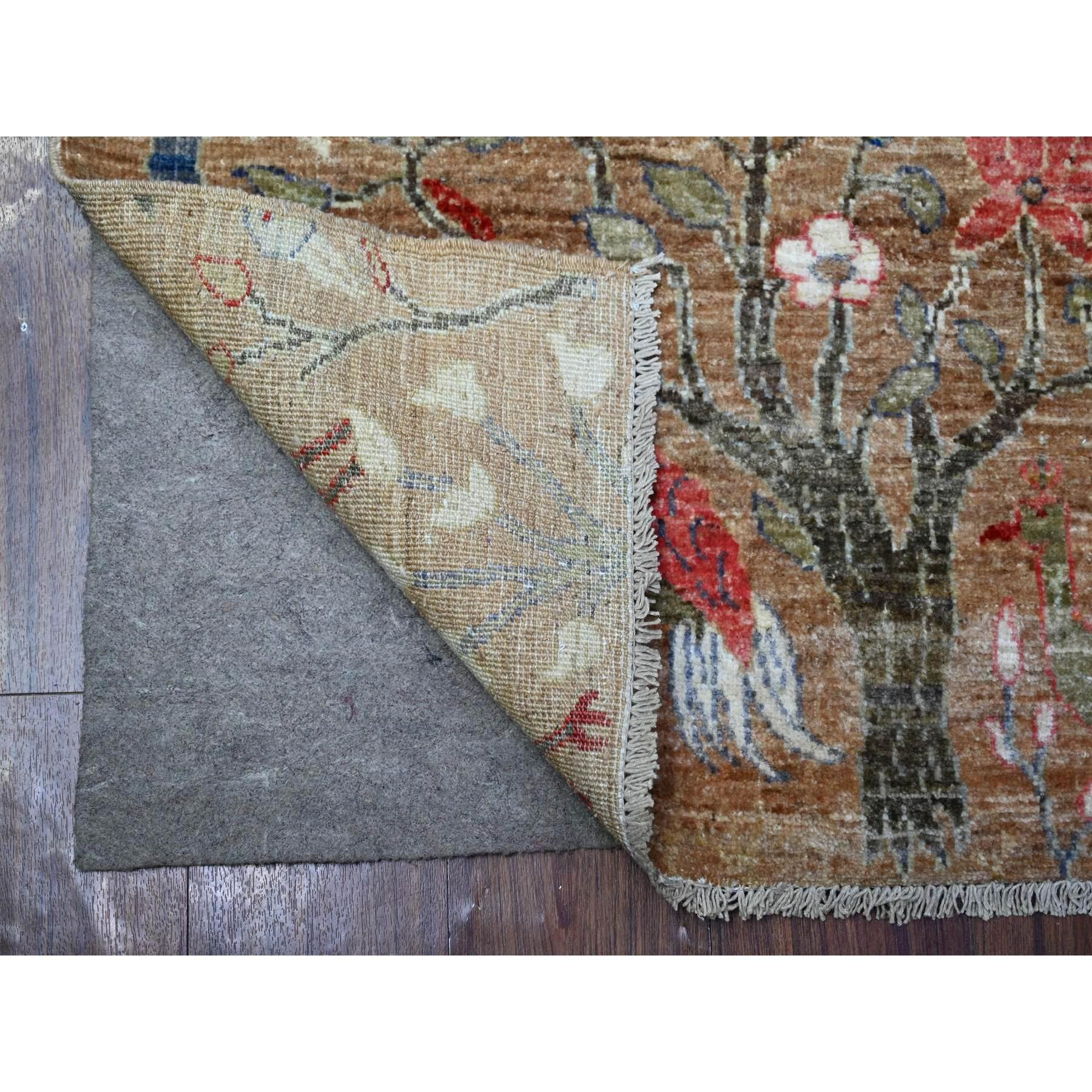 Cafe au lait Braun, Handgeknüpft, Afghanischer Peshawar mit Paradiesvögeln, Pflanzenfarben, Bio-Wolle, Orientteppich
Primäre MATERIALIEN: Wolle
Latex: Kein Flor 
Höhe: 0,25 Zoll
Stil: Transitional
Grundfarbe: Braun
Sekundäre Farben: Rot, Weiß,