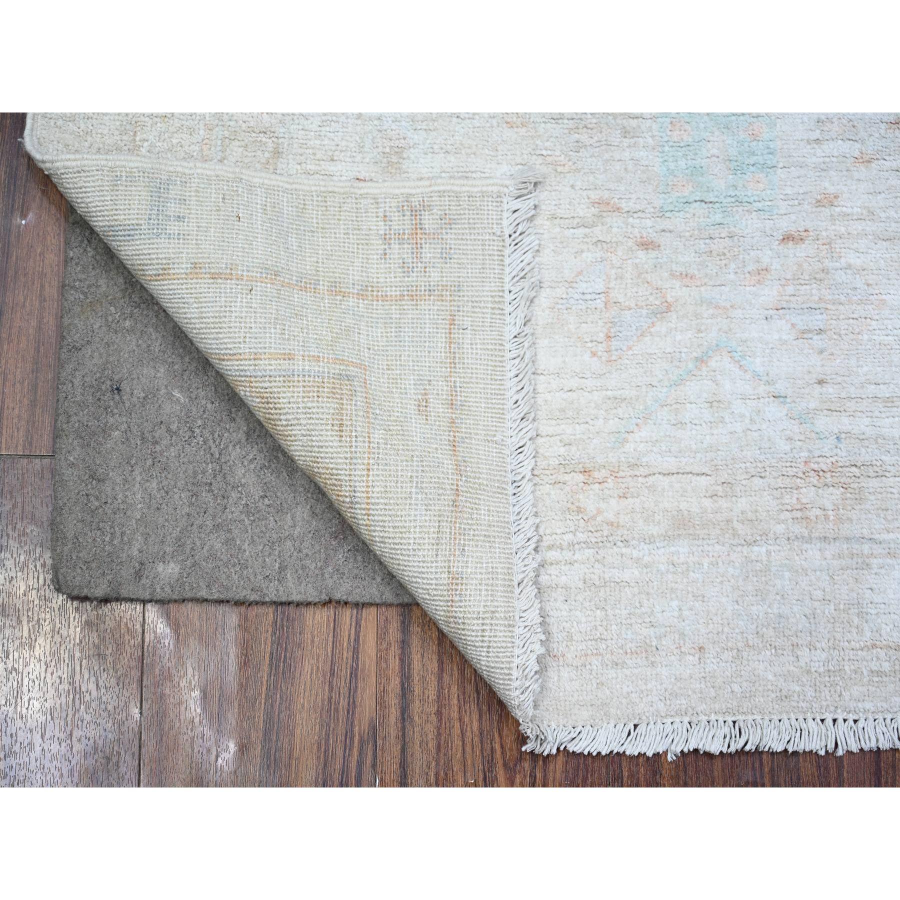 Dies ist ein echter, einzigartiger White Wash Peshawar, handgeknüpft, reine Wolle, Orientteppich. Es wurde monatelang von erfahrenen Kunsthandwerkern in jahrhundertealten Webtechniken geknüpft.
Primäre MATERIALIEN: Wolle
Latex: Kein Flor 
Höhe: 0,25